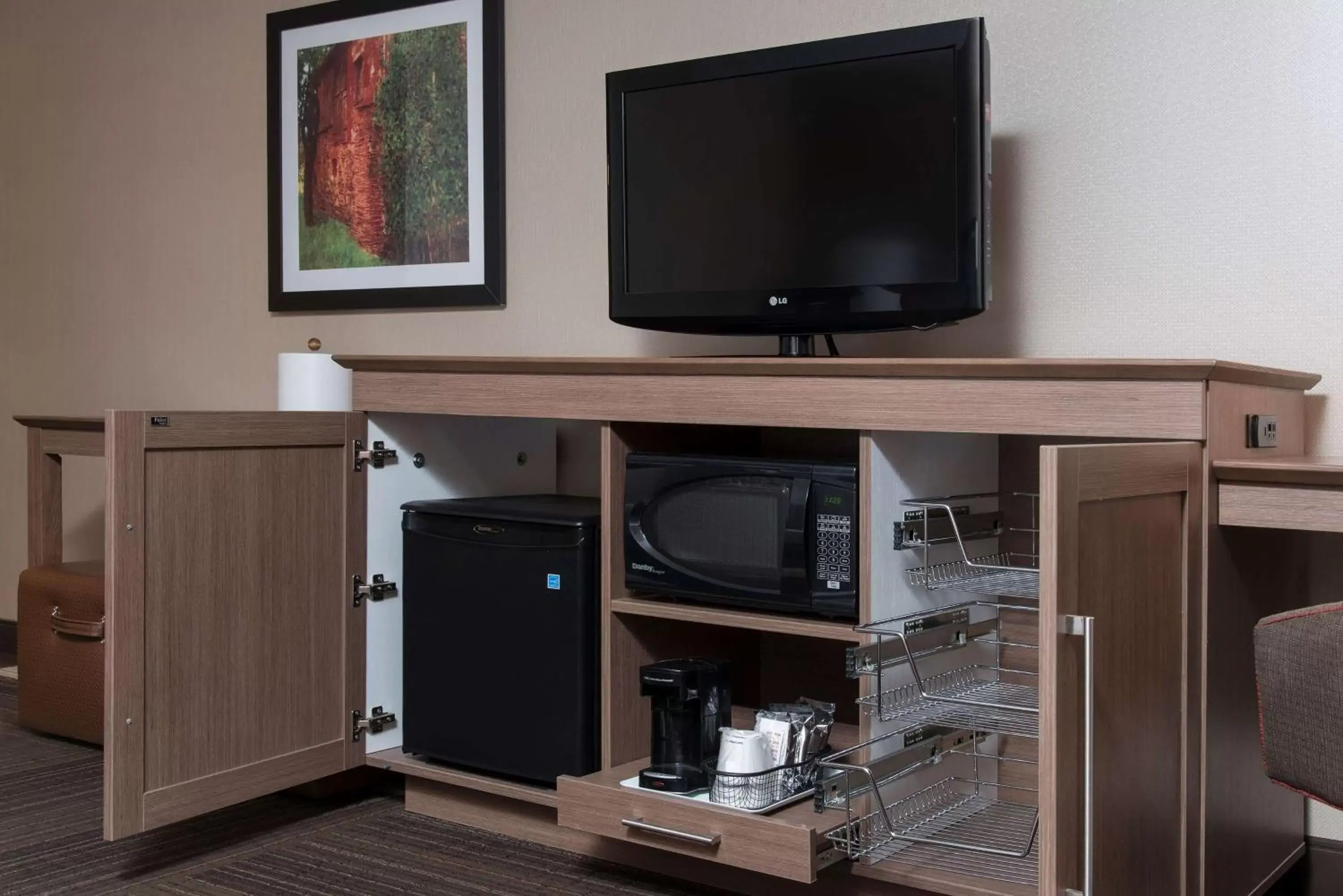 Bedroom, TV/Entertainment Center in Hampton Inn Columbus/Taylorsville