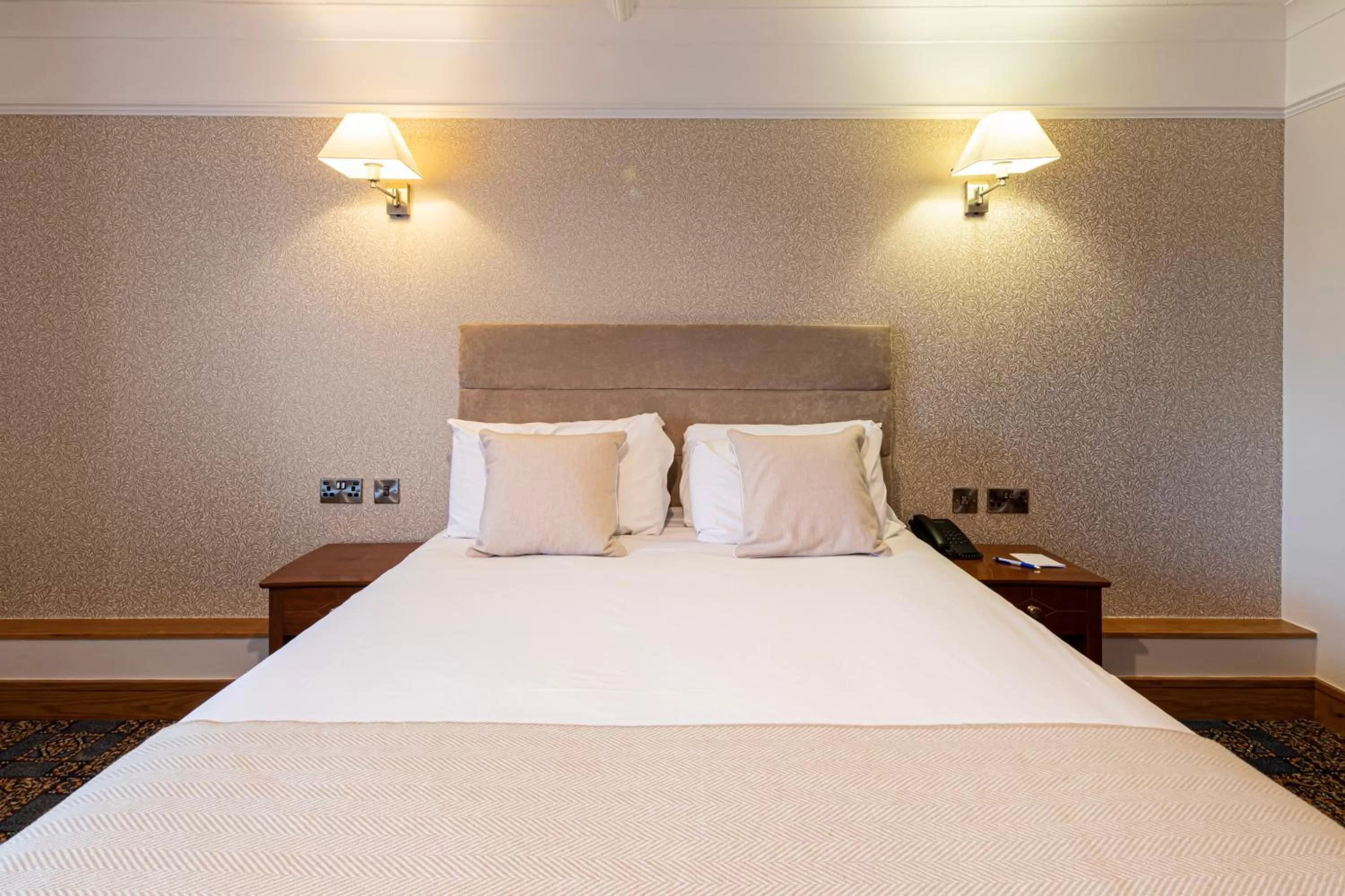 Bedroom, Bed in Ballina Manor Hotel