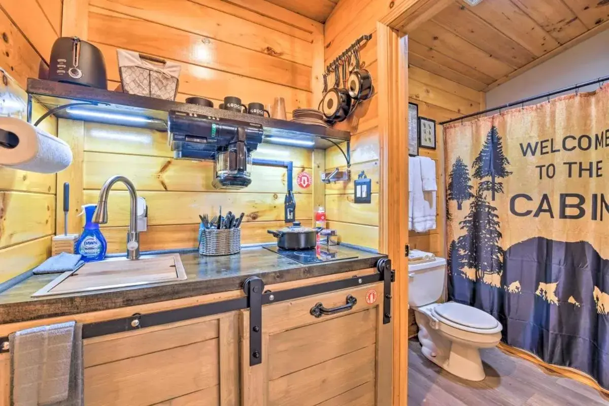 Kitchen/Kitchenette in The Lodge Nantahala River