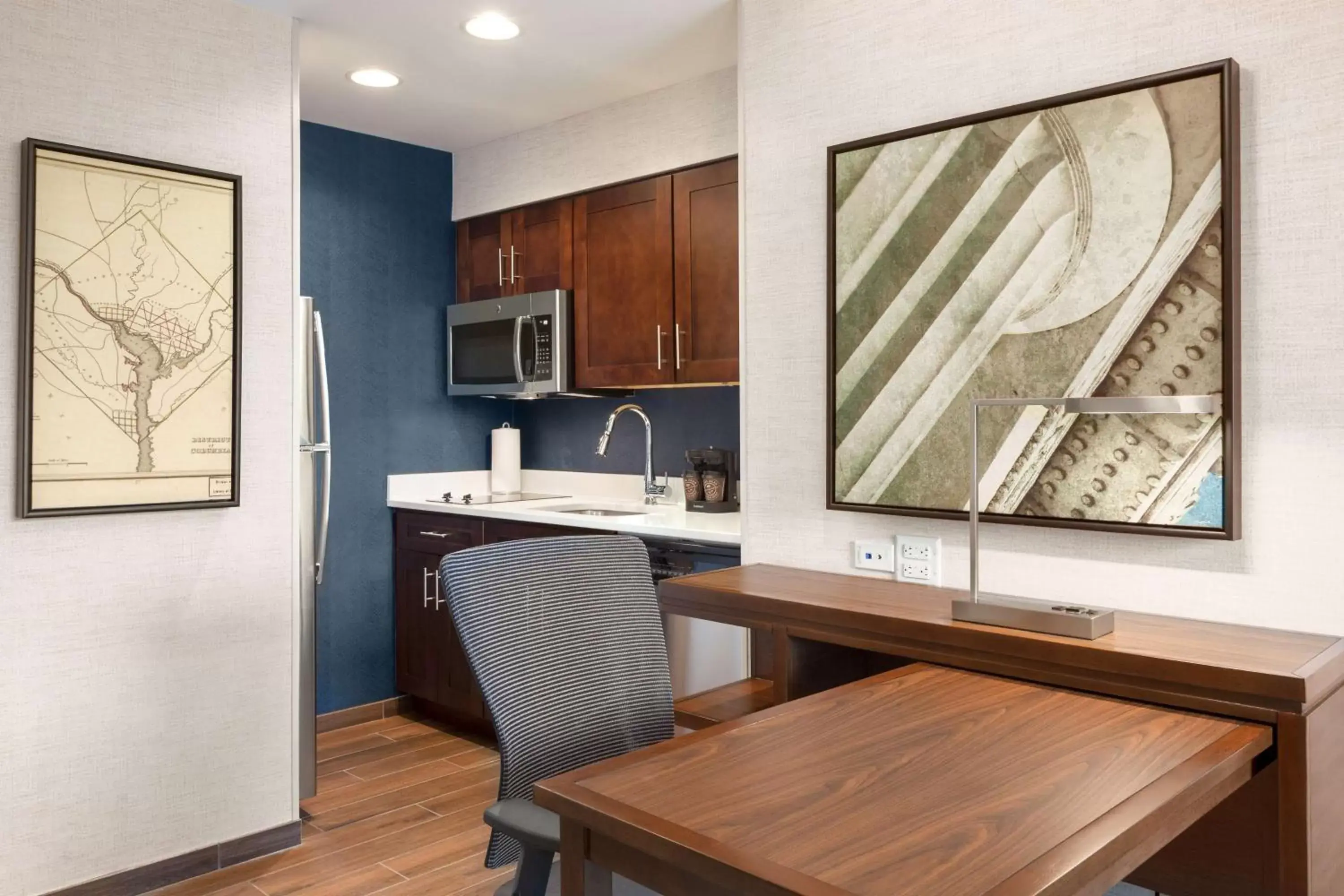 Bedroom, Kitchen/Kitchenette in Homewood Suites By Hilton Arlington Rosslyn Key Bridge