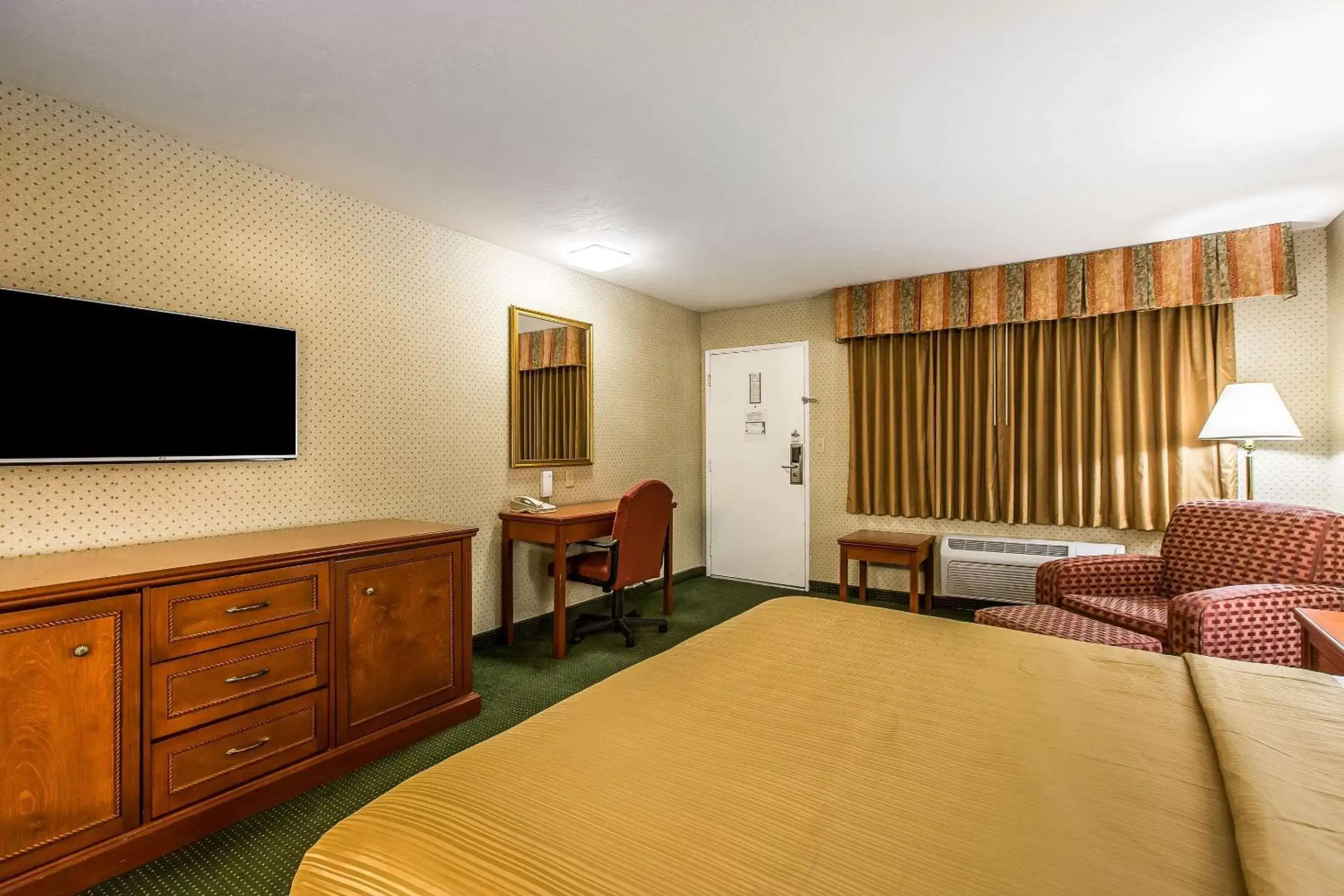 Photo of the whole room, TV/Entertainment Center in Quality Inn Near China Lake Naval Station