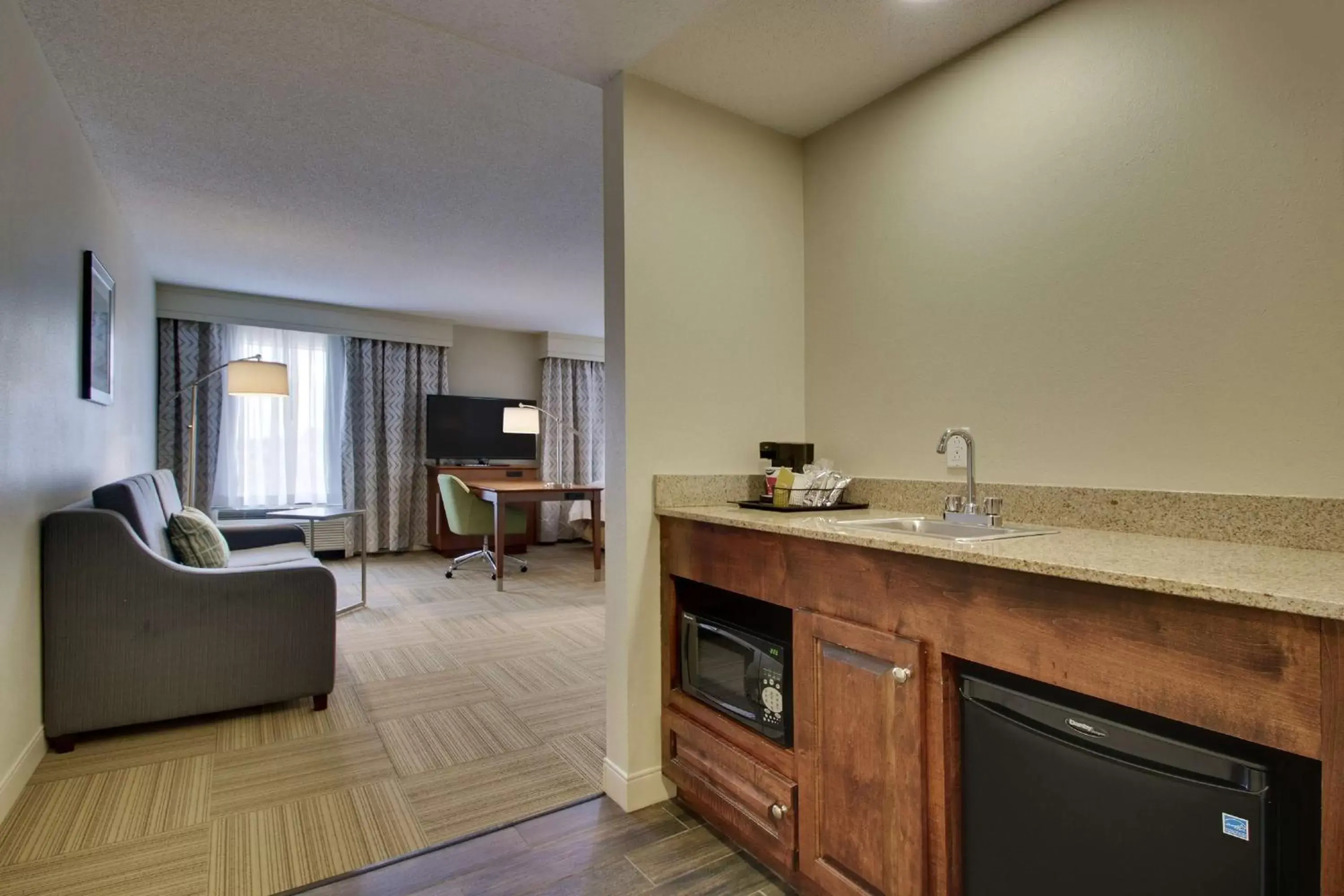 Bed, Seating Area in Hampton Inn Warner Robins