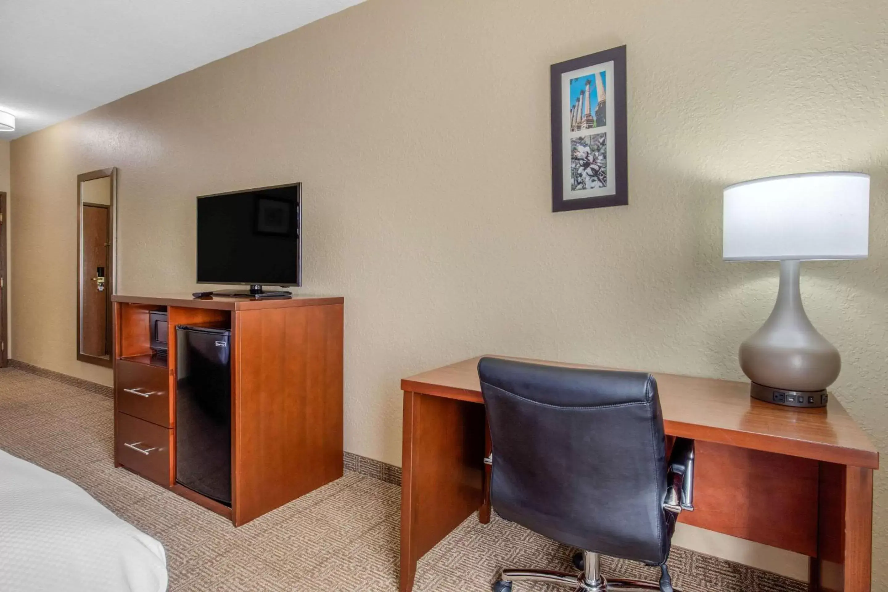 Photo of the whole room, TV/Entertainment Center in Comfort Inn & Suites