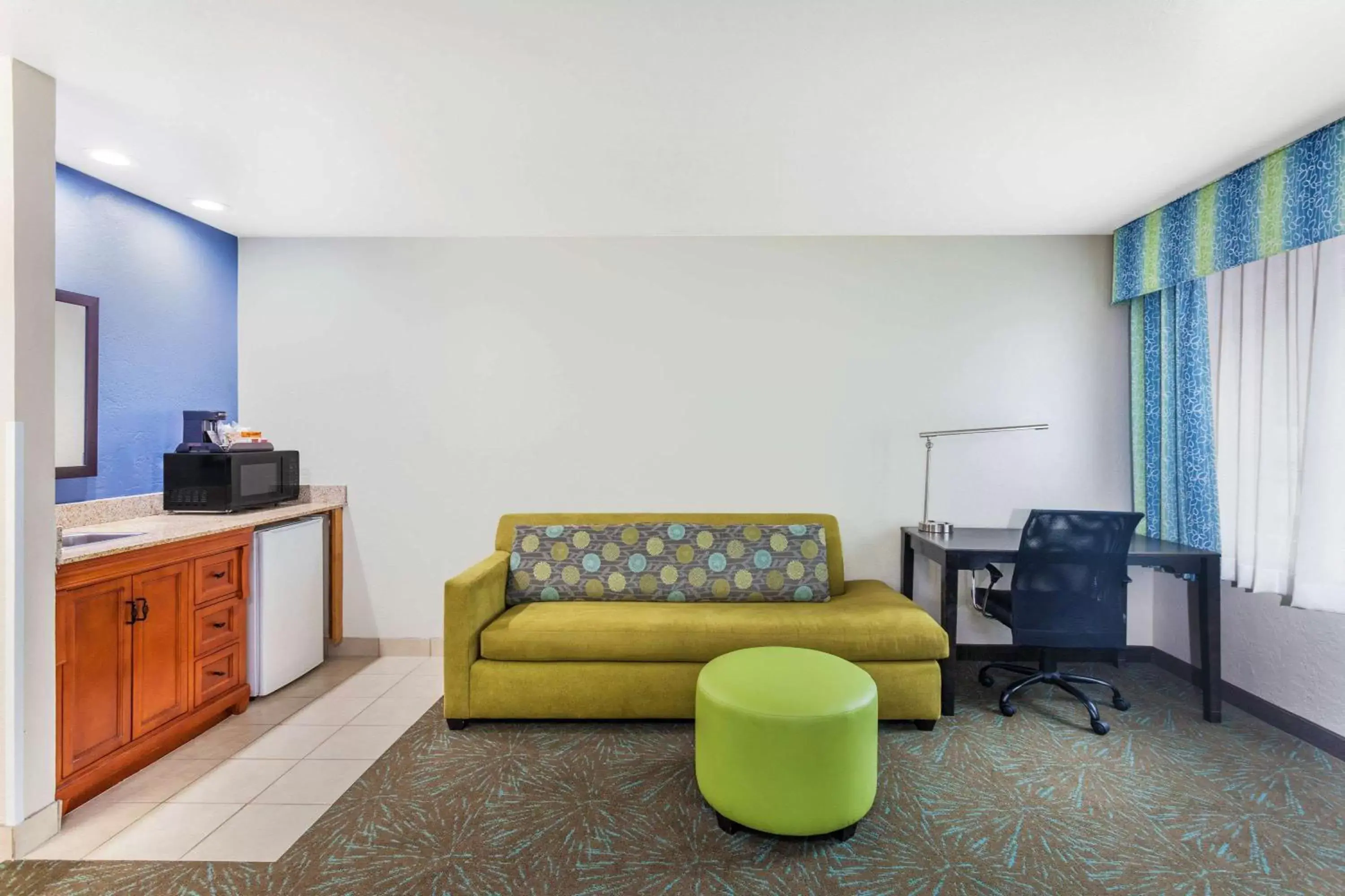 Living room, Seating Area in Days Inn & Suites by Wyndham East Flagstaff