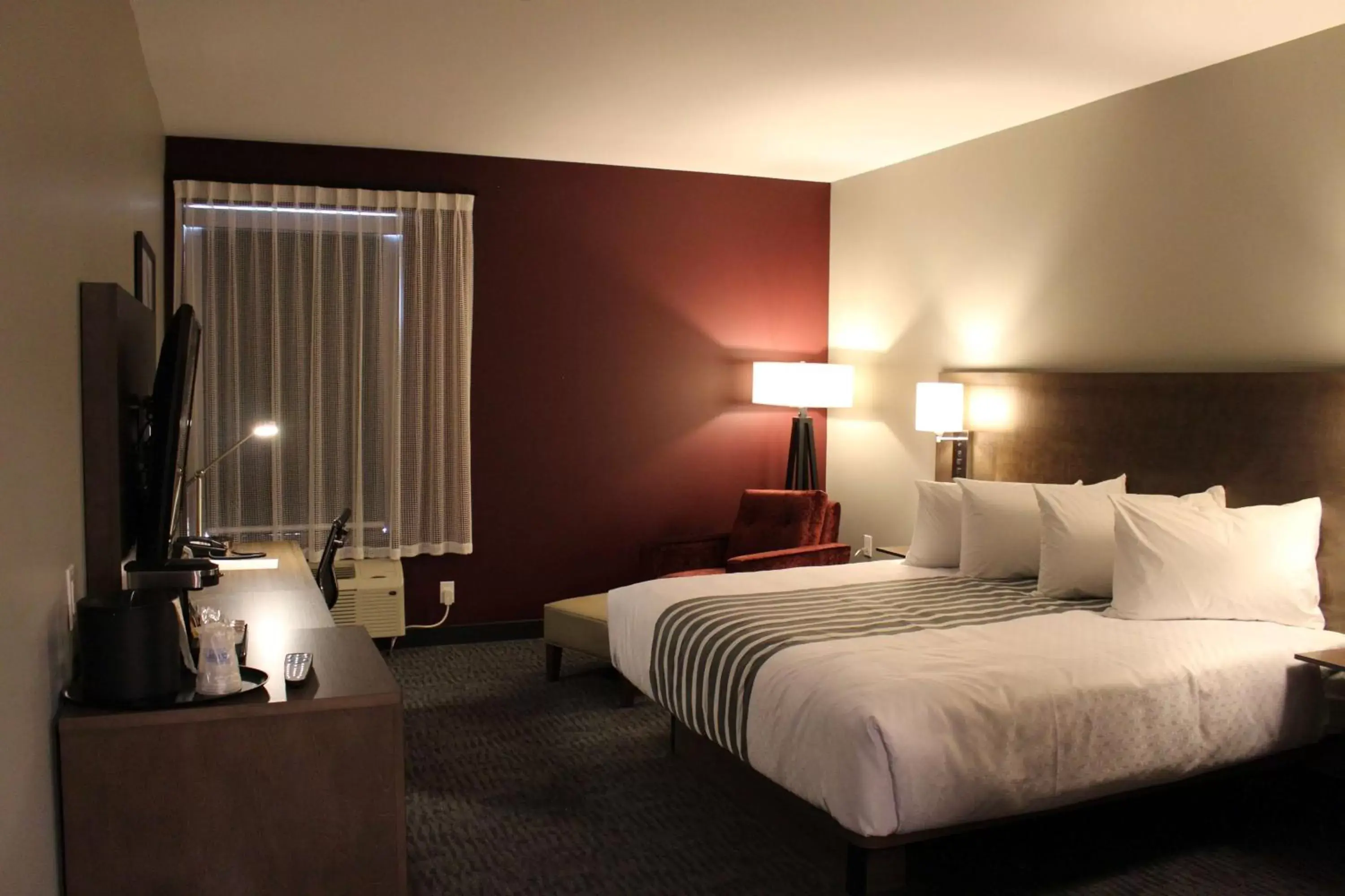 Photo of the whole room, Bed in Best Western Plus Dauphin