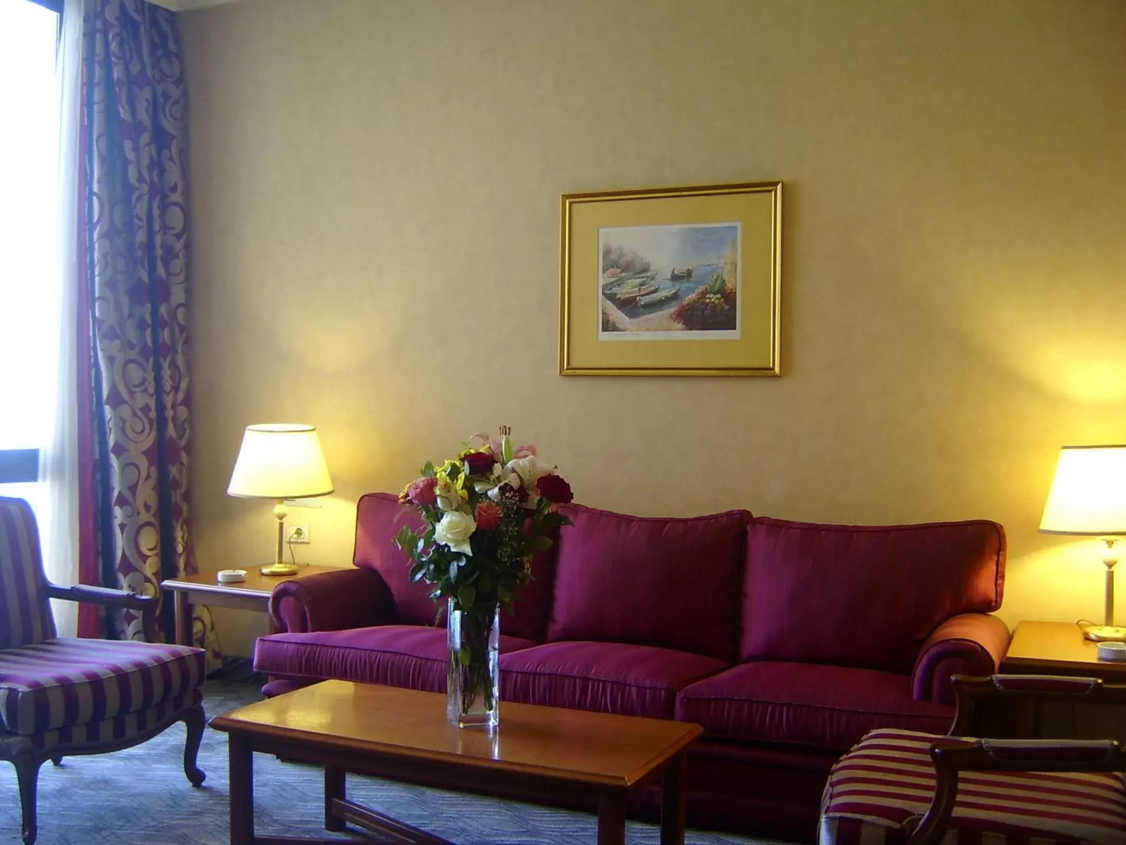 Living room, Seating Area in Bayview Hotel Beirut