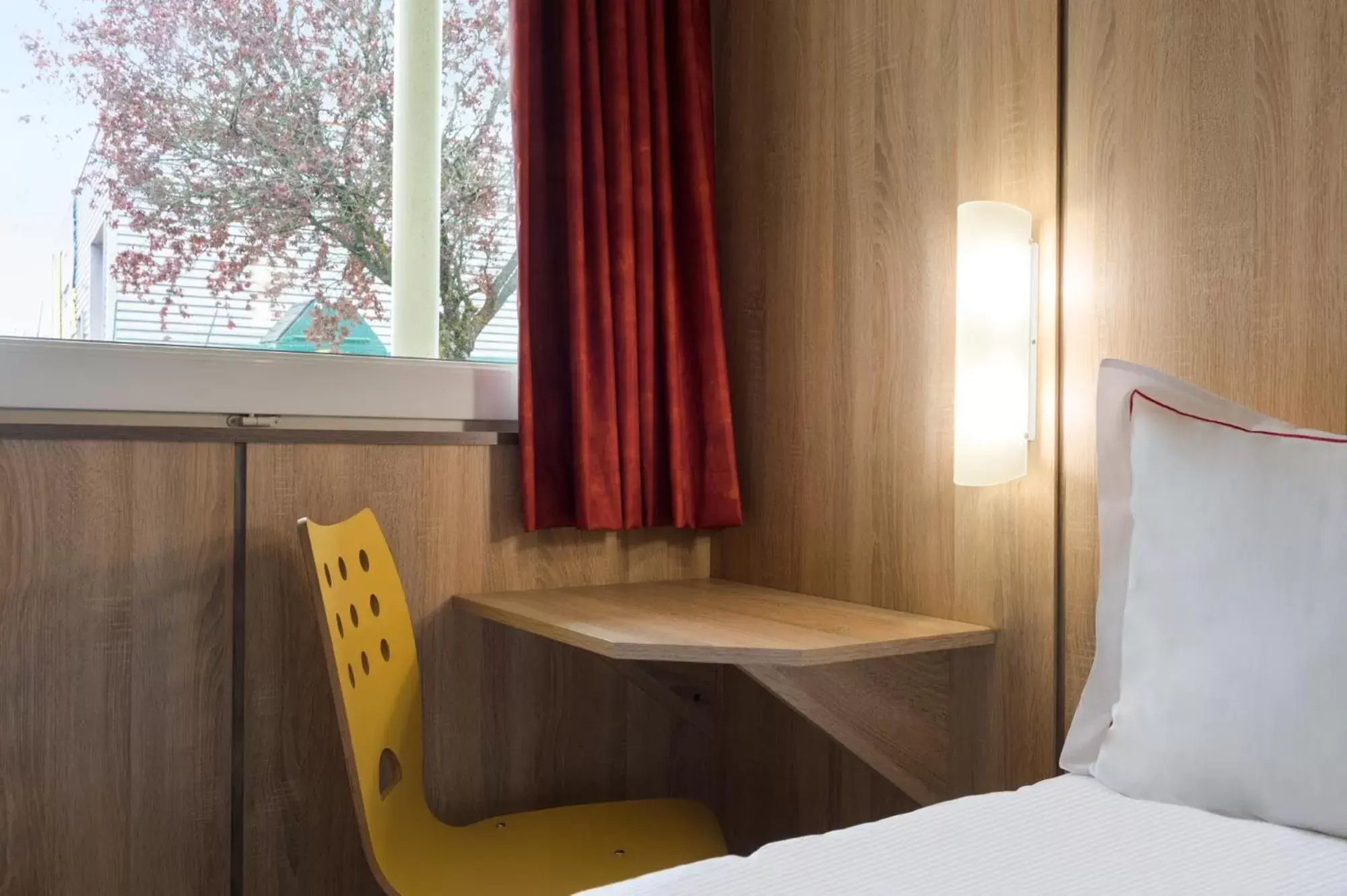 Bed in The Originals Access Aéroport, Hôtel Aurillac Bed in The Originals Access Aéroport, Hôtel Aurillac