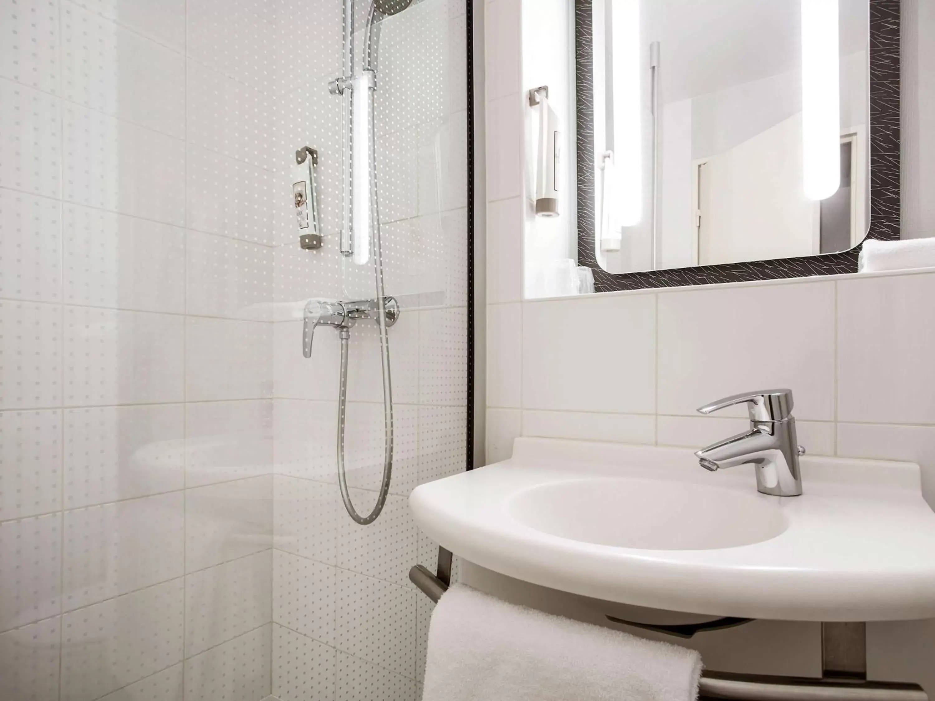 Photo of the whole room, Bathroom in ibis Saint-Denis Stade Ouest