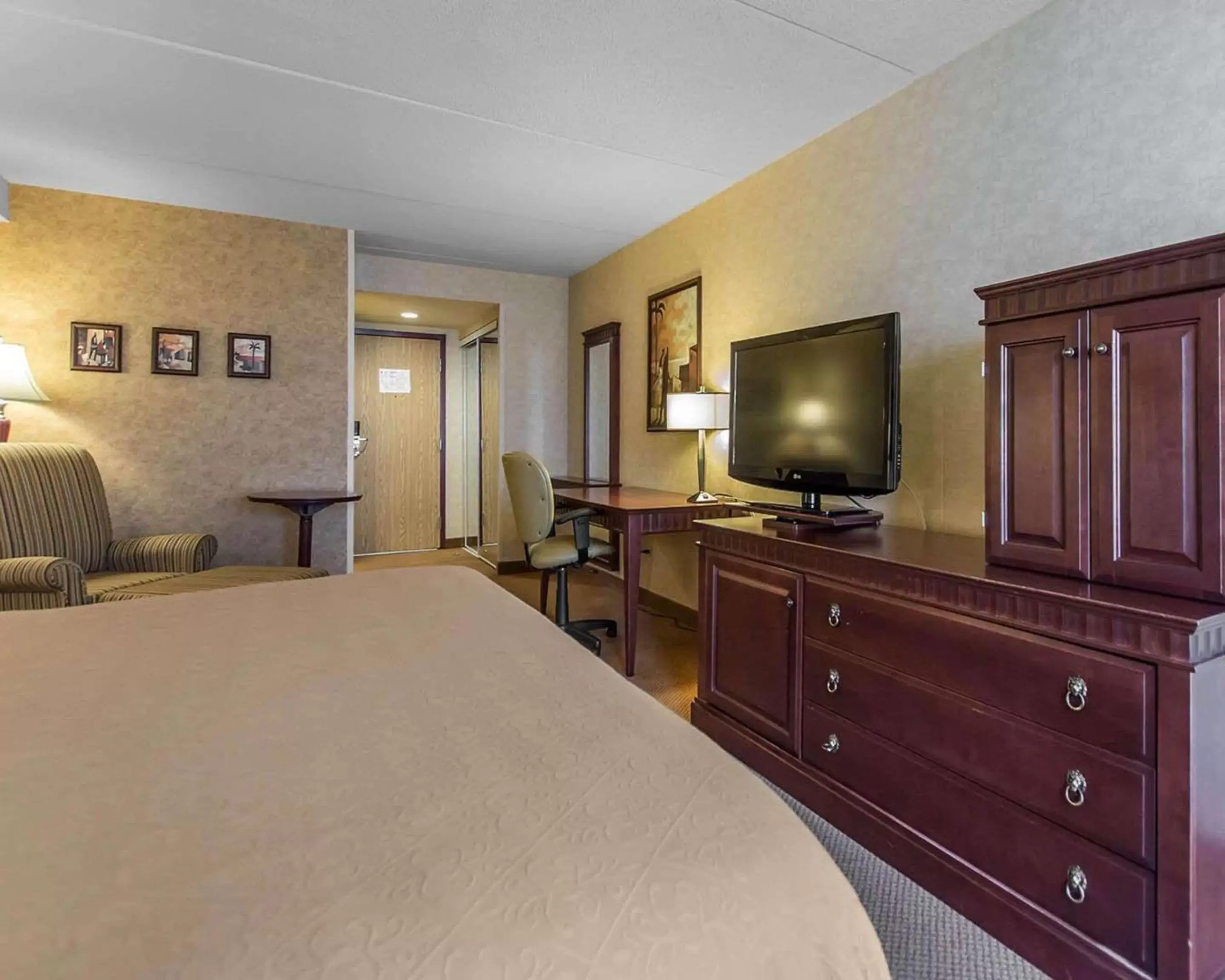 Photo of the whole room, TV/Entertainment Center in Quality Inn & Suites Bay Front