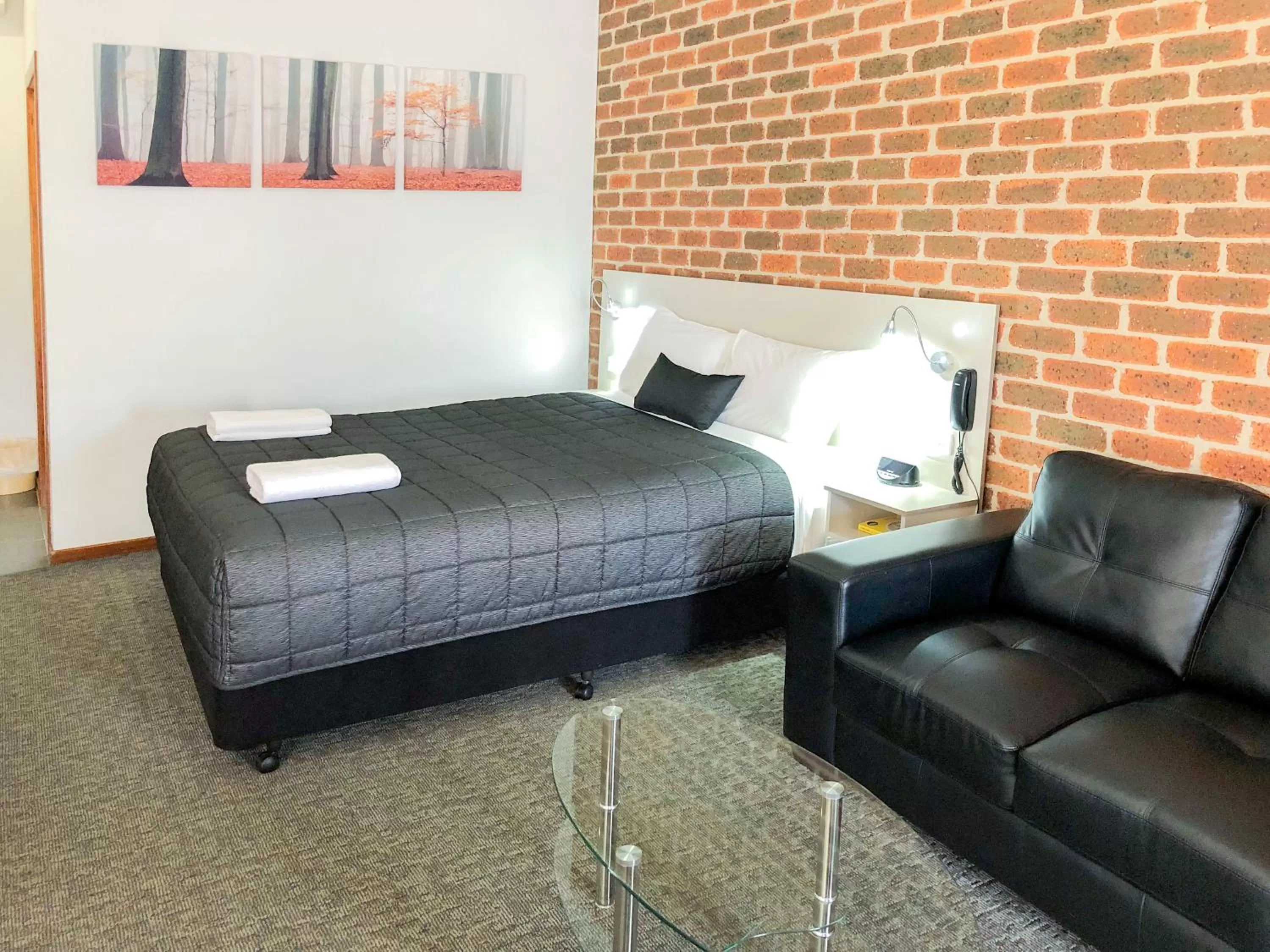 Bed in Leeton Heritage Motor Inn