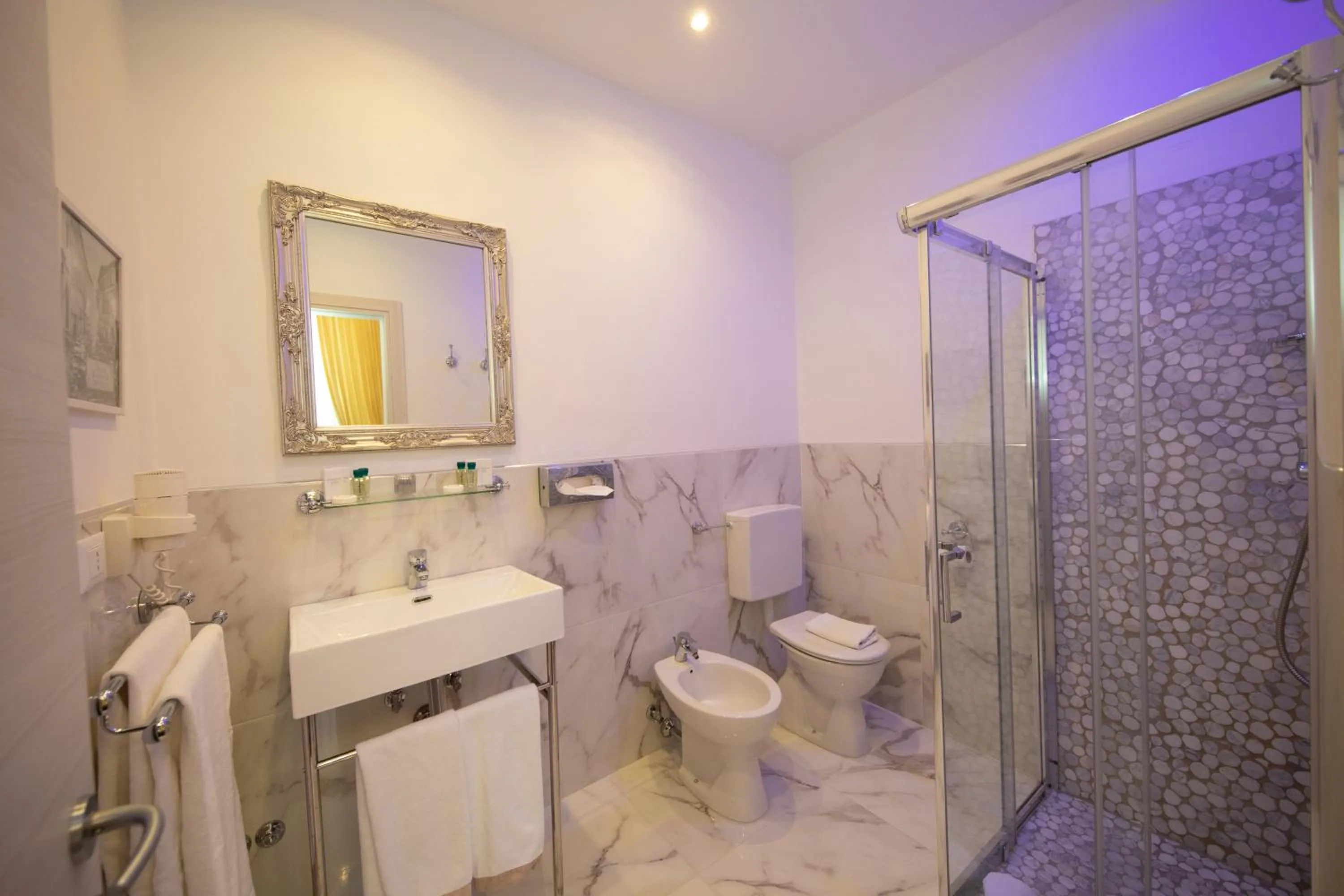 Shower in Albergo Rossini 1936 - Small & Charming