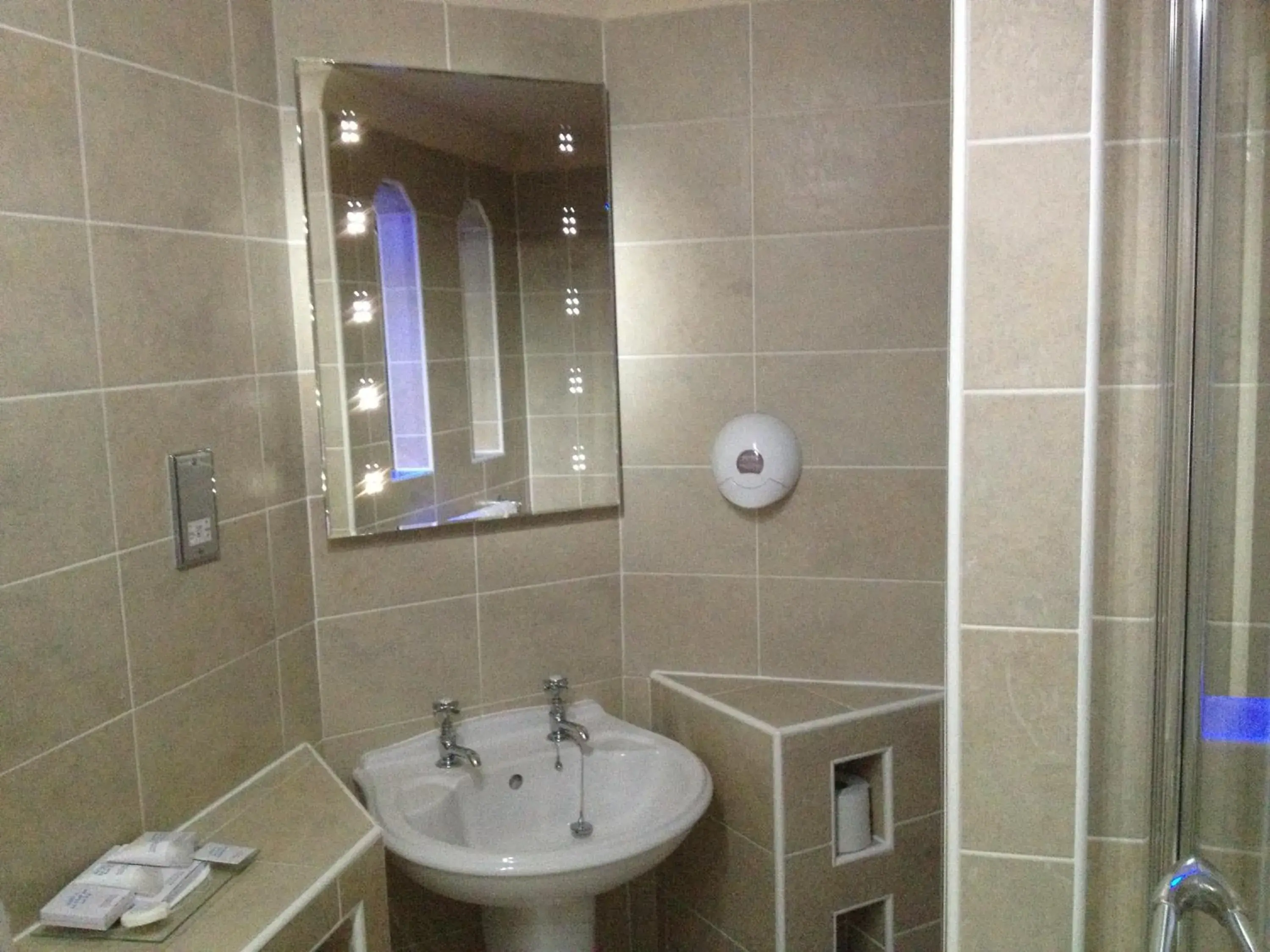 Bathroom in Rogerthorpe Manor Hotel