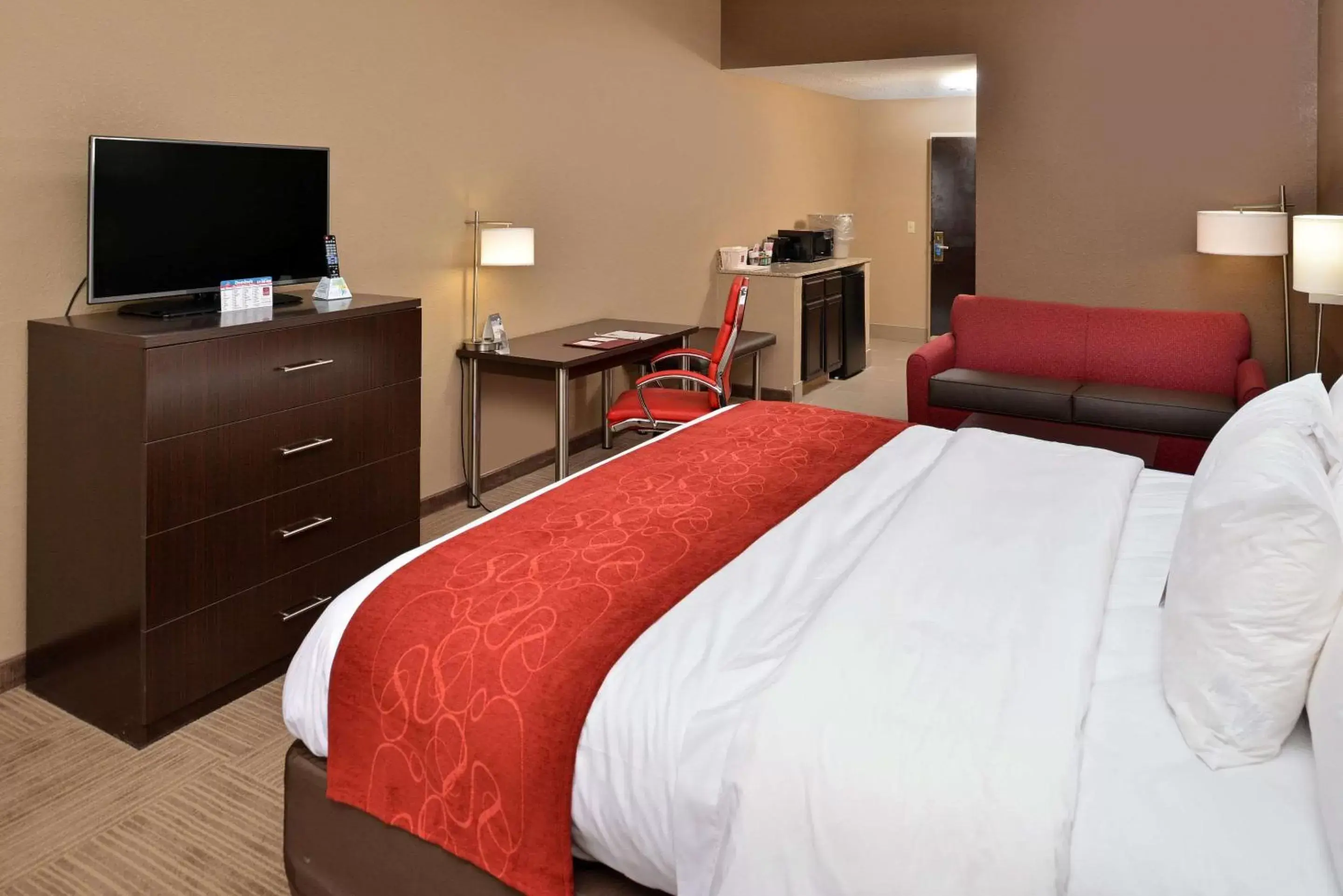 Photo of the whole room, Bed in Comfort Suites Columbus East