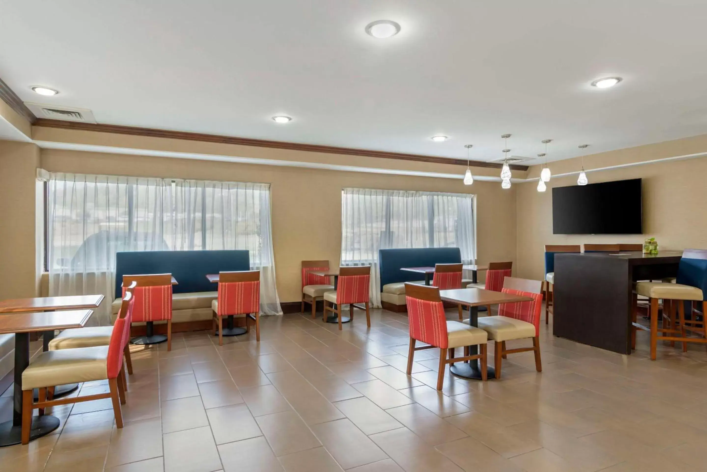 Breakfast, Restaurant/Places to Eat in Comfort Suites at Kennesaw State University