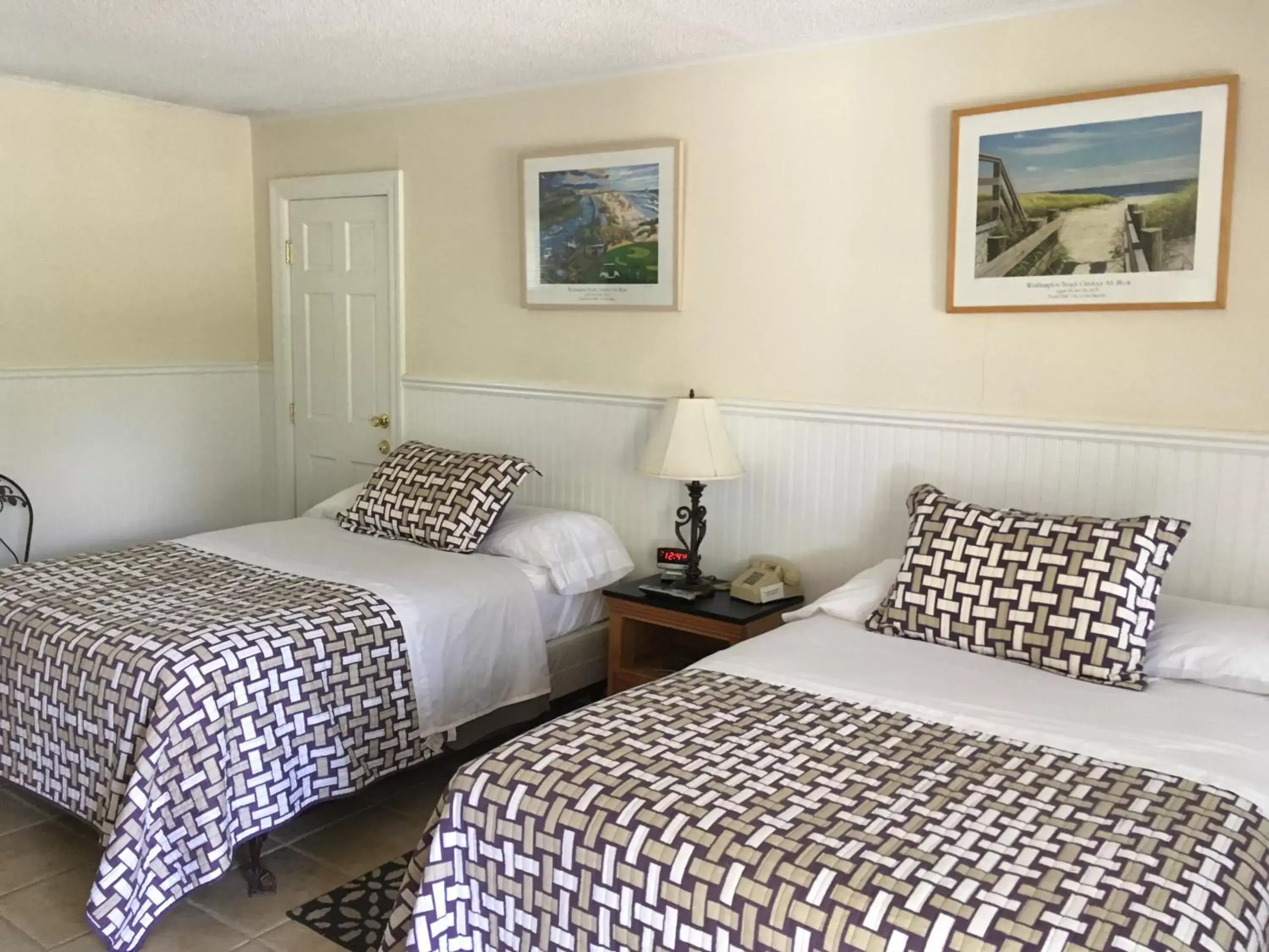 Bed in Westhampton Seabreeze Motel