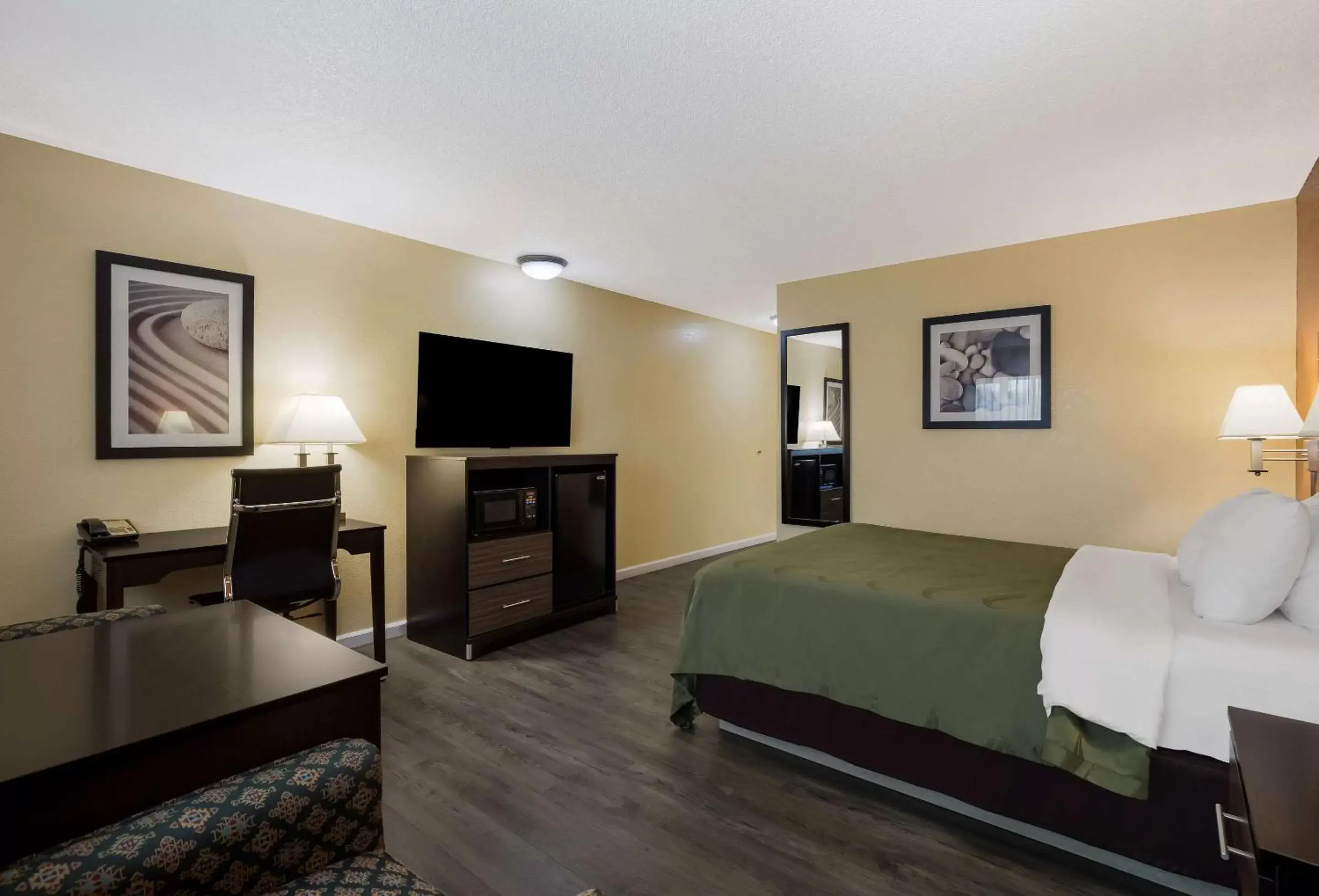 Bedroom, TV/Entertainment Center in Quality Inn & Suites Medford Airport