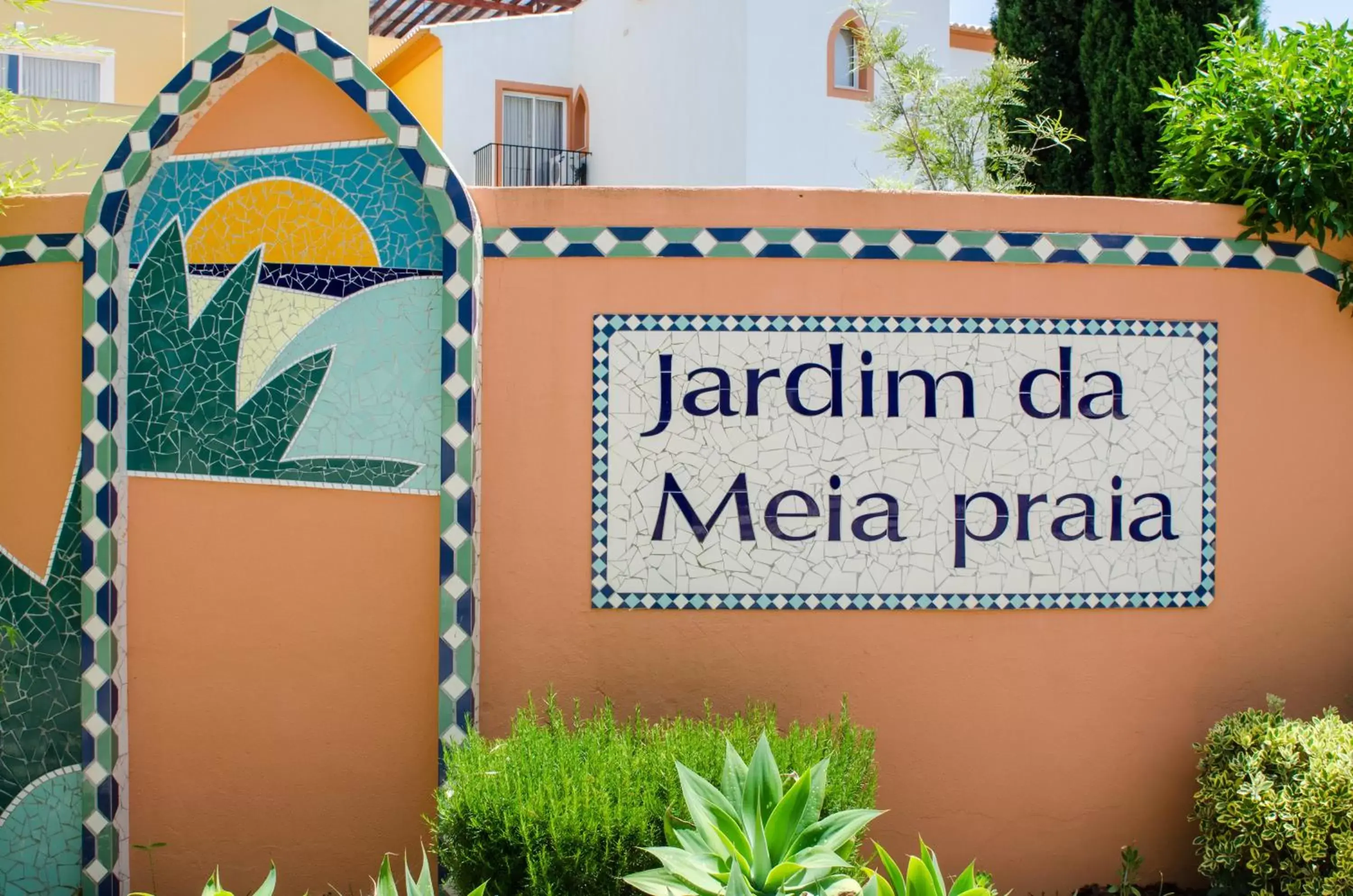 Facade/entrance in Jardim da Meia Praia Resort