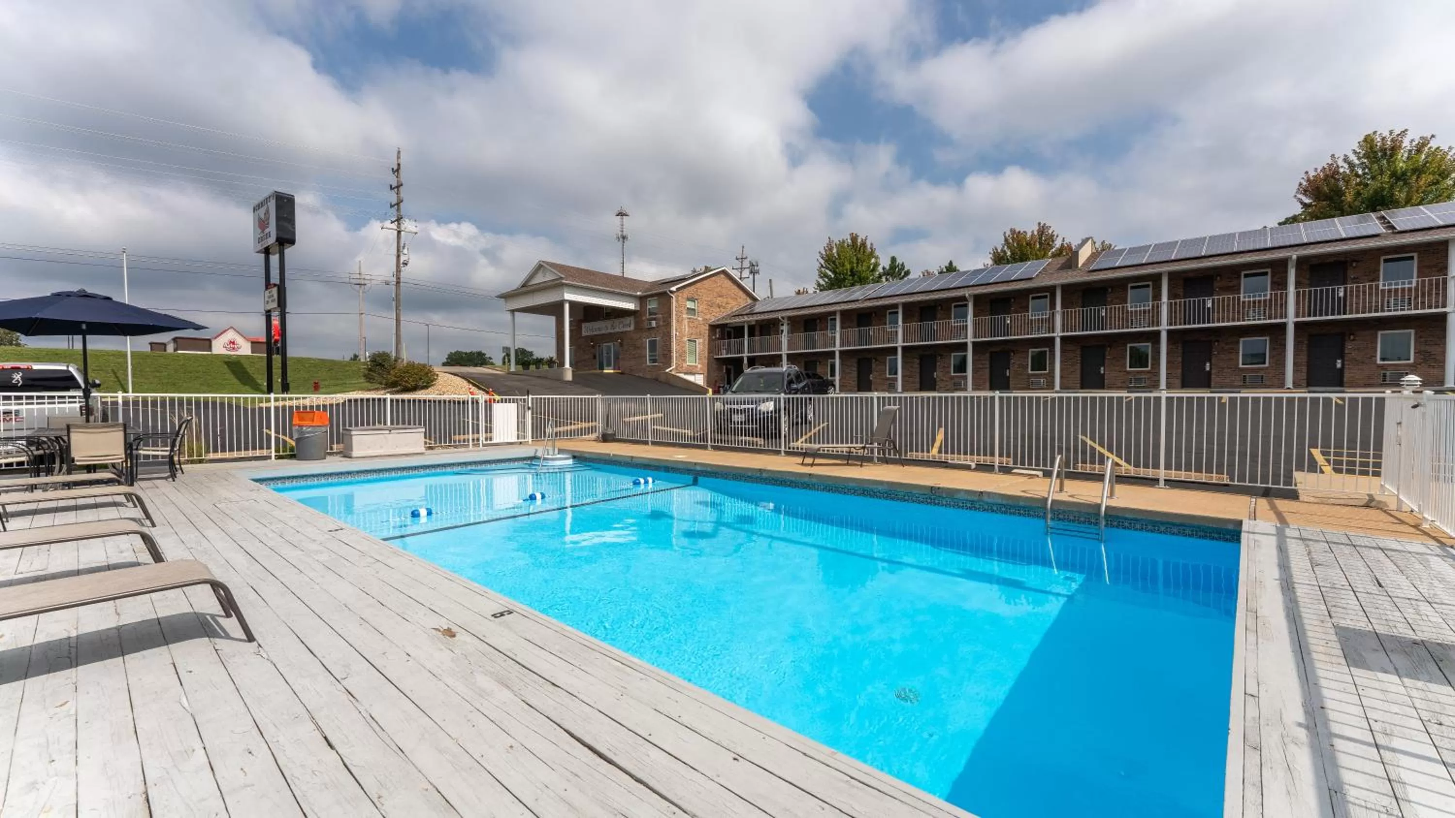 Swimming pool in Schmidt's Creek Hotel