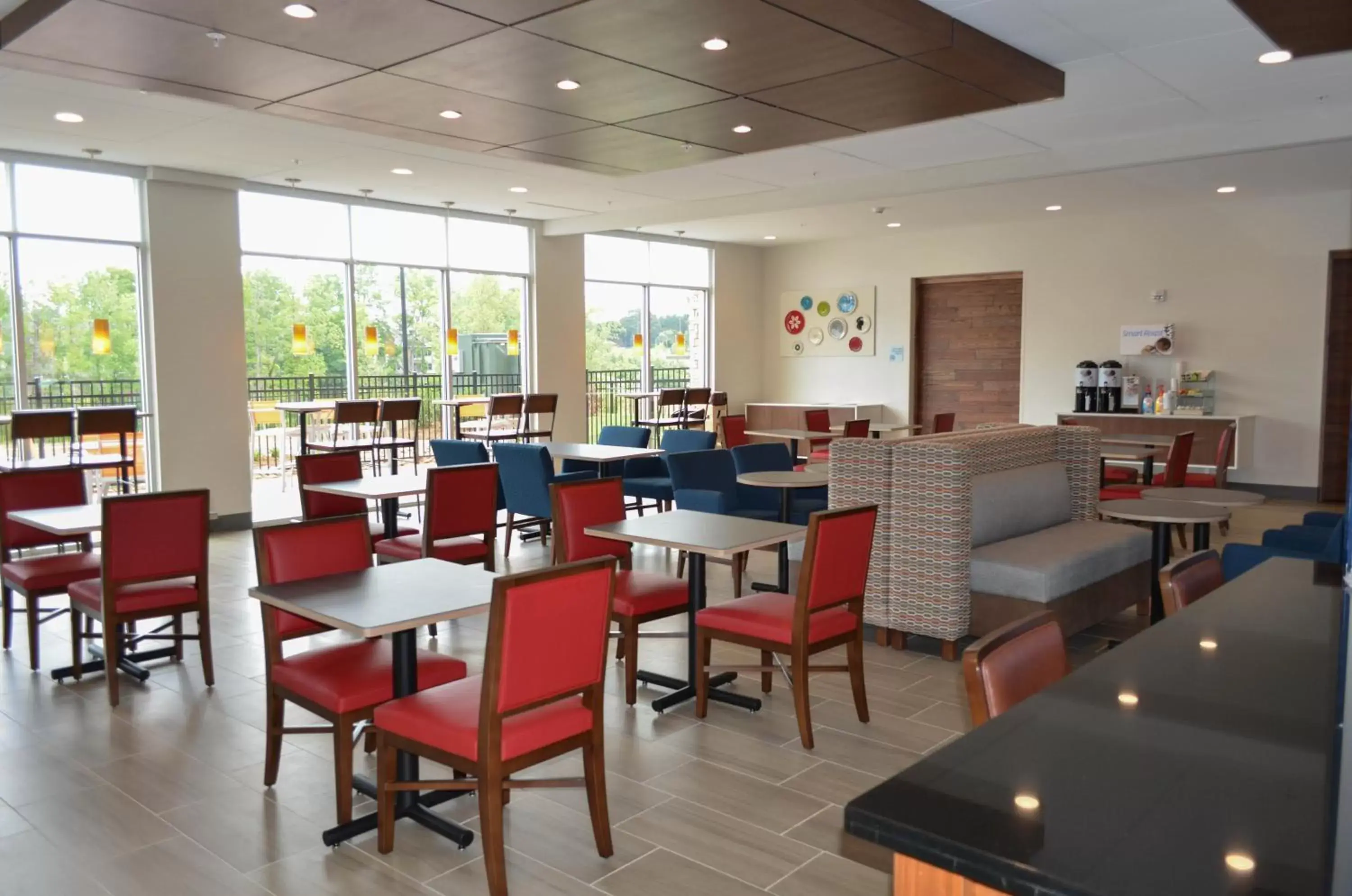 Breakfast, Restaurant/Places to Eat in Holiday Inn Express & Suites - Charlotte NE - University Area, an IHG Hotel