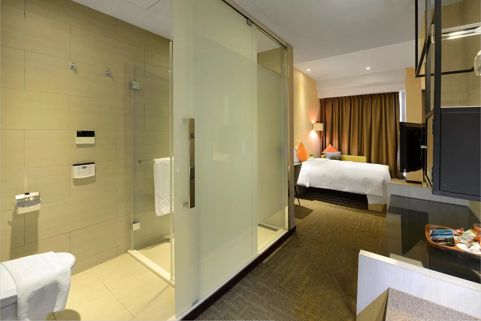 Toilet, Bed in Via Hotel Taipei Station