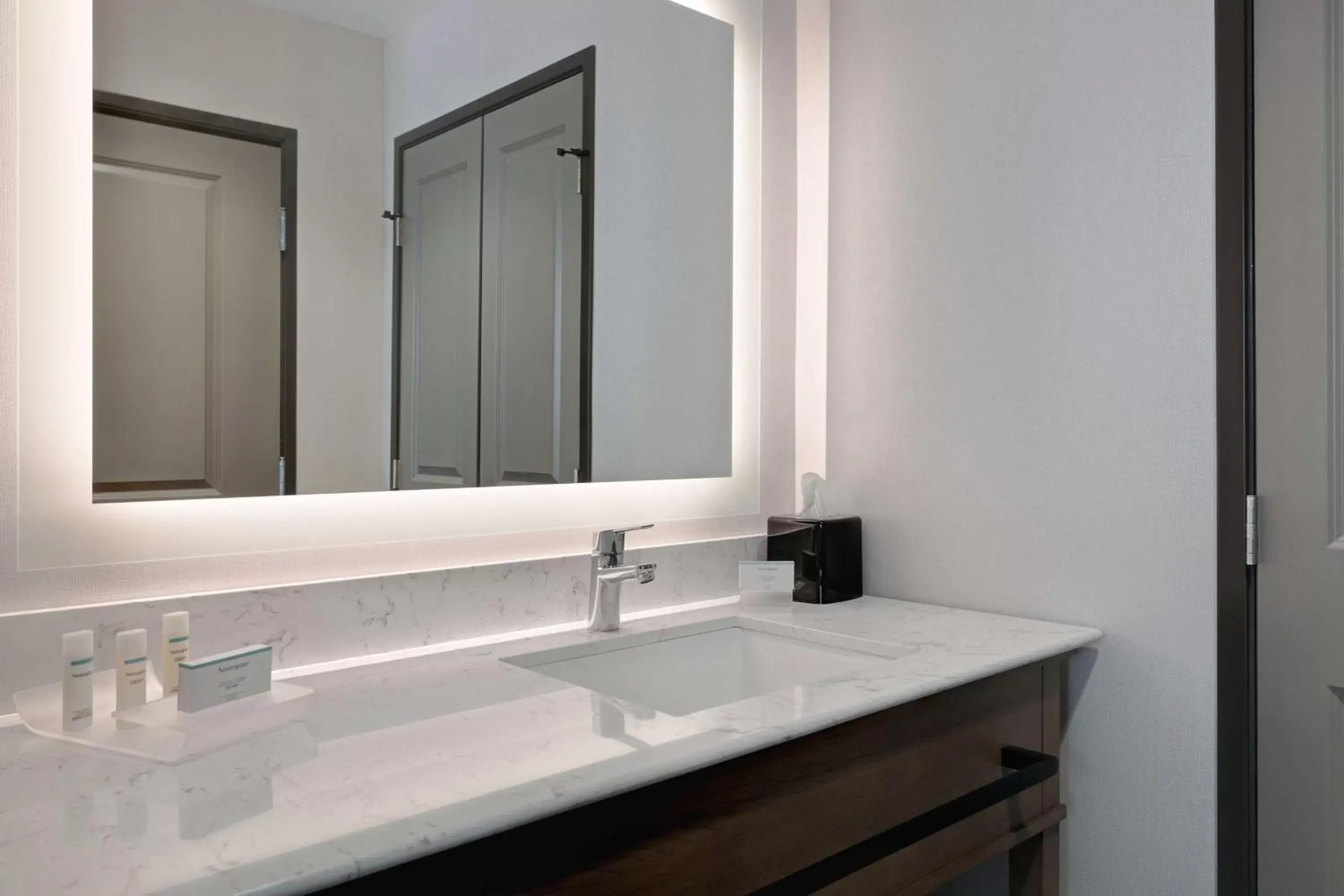 Bathroom in Homewood Suites By Hilton Santa Clarita/Valencia, Ca