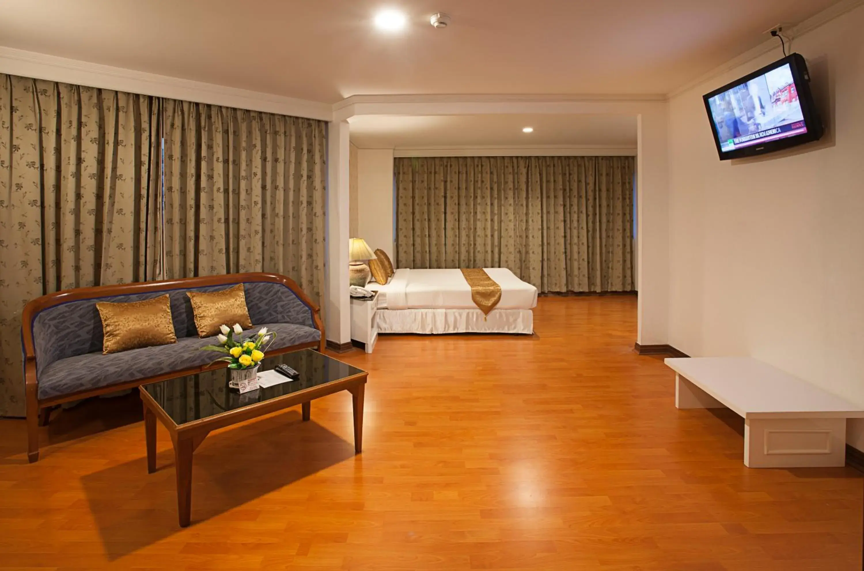 TV and multimedia in Summit Pavilion Hotel (SHA Extra Plus)