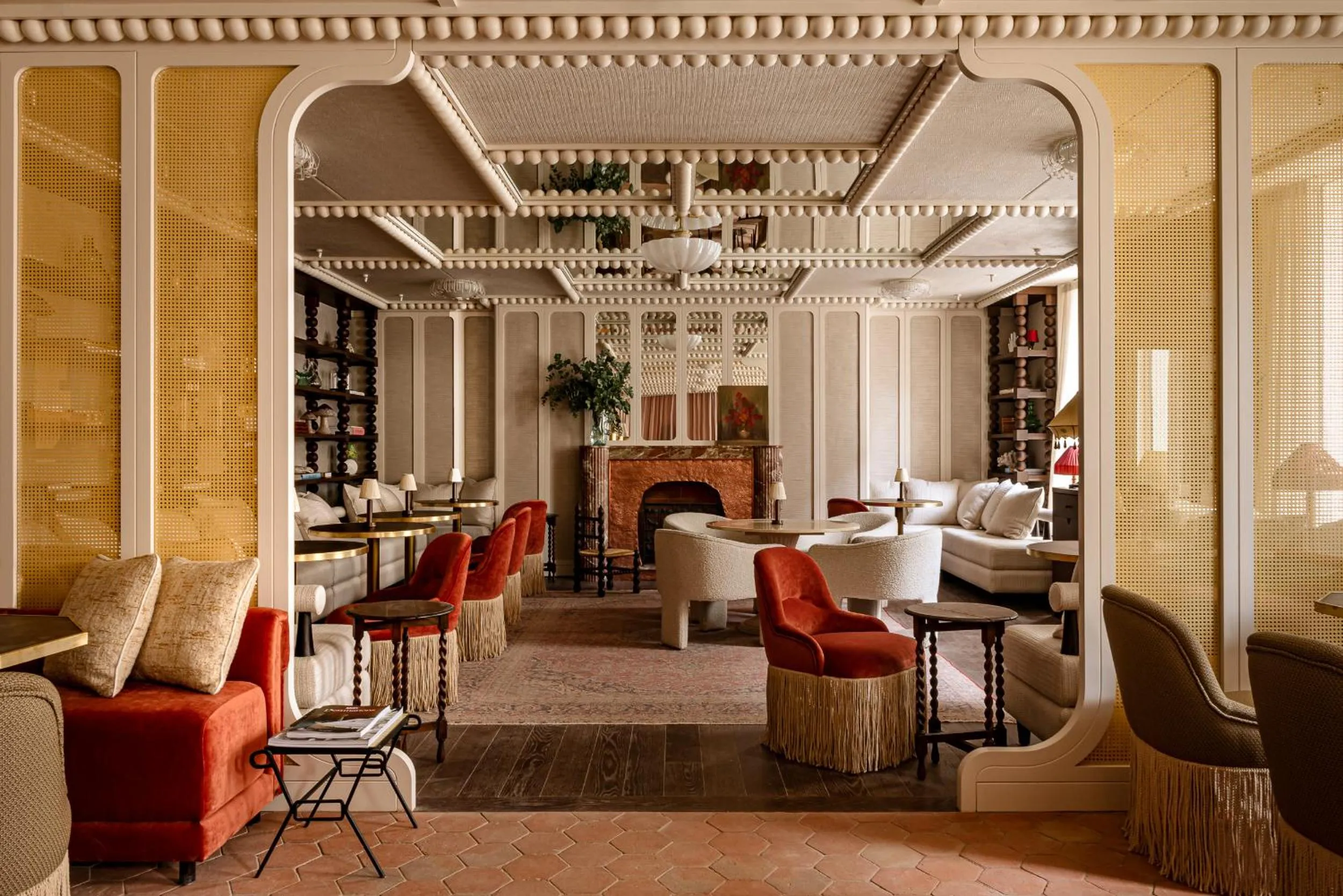 Lounge or bar in Château des Fleurs Hôtel & Spa Paris