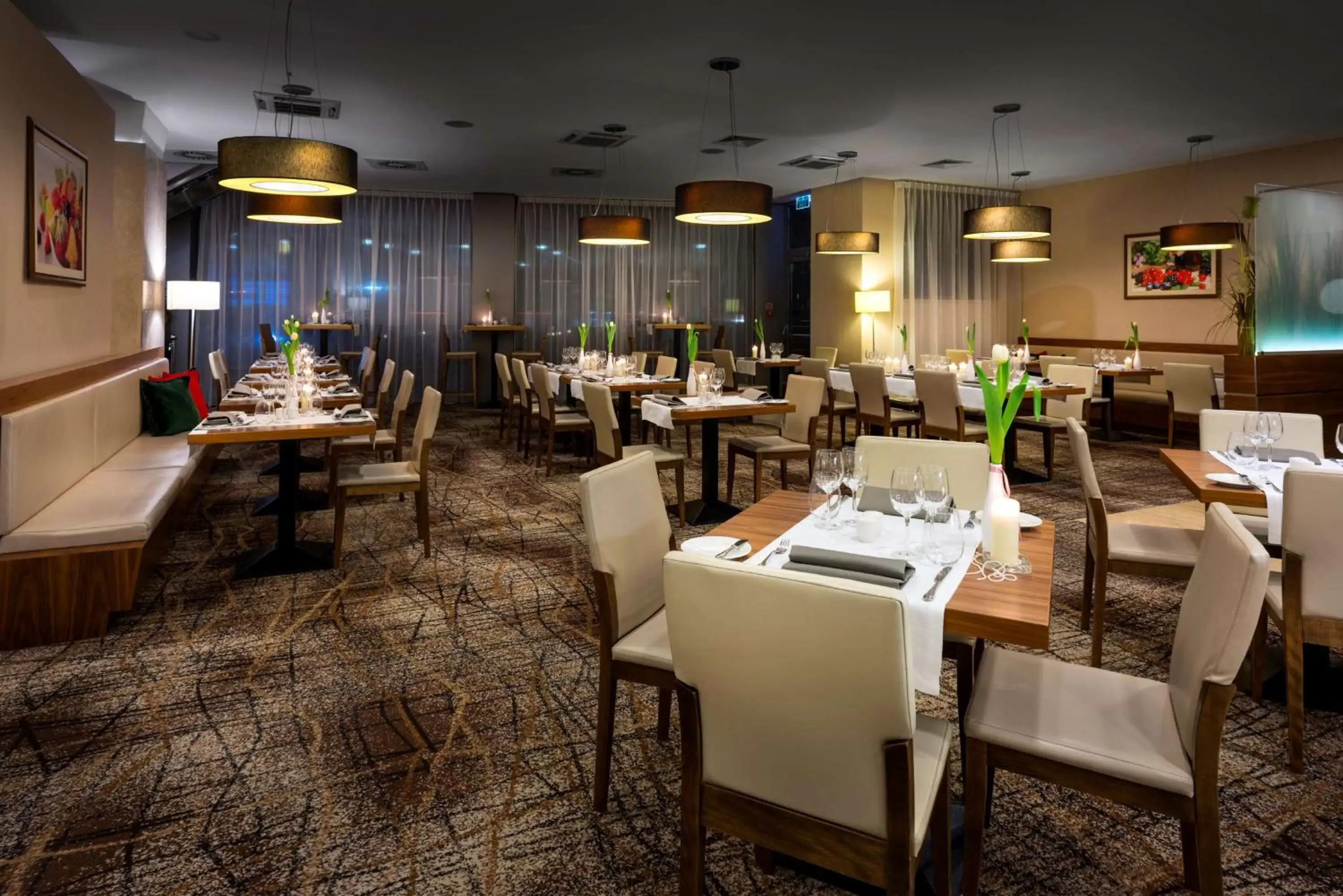 Dining area, Restaurant/Places to Eat in Hilton Garden Inn Krakow