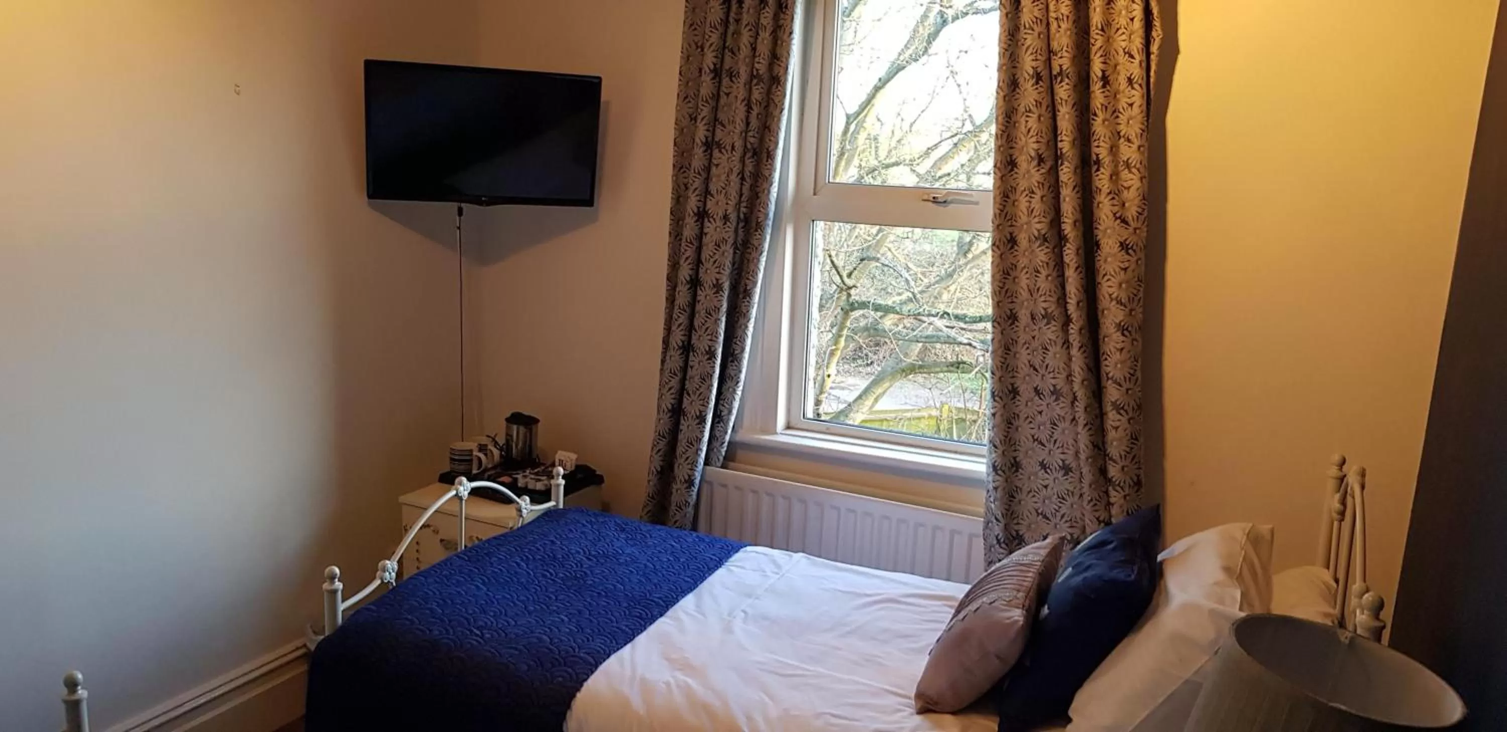 TV and multimedia, Bed in The Weir Hotel