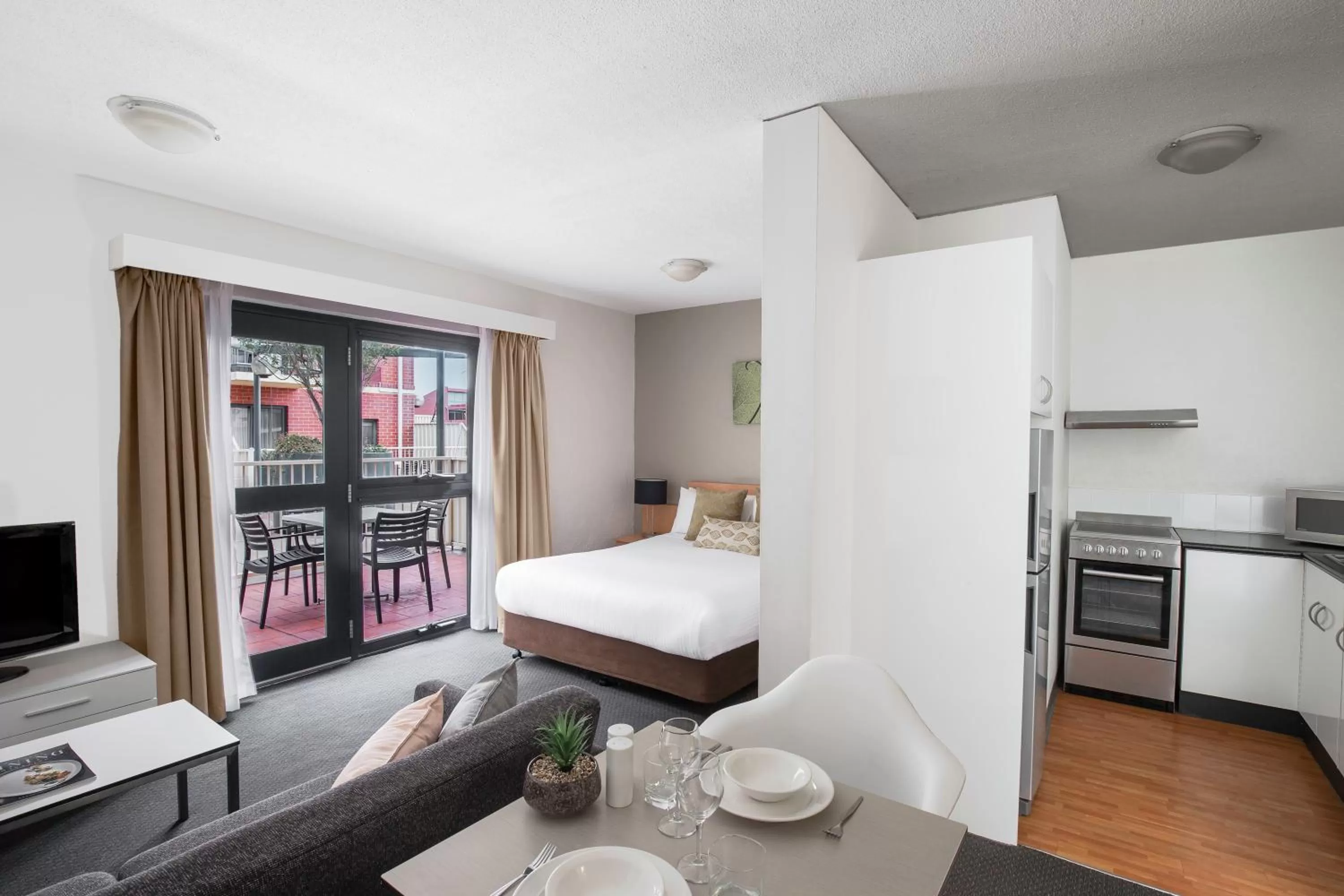 Kitchen or kitchenette, Bed in BreakFree Adelaide