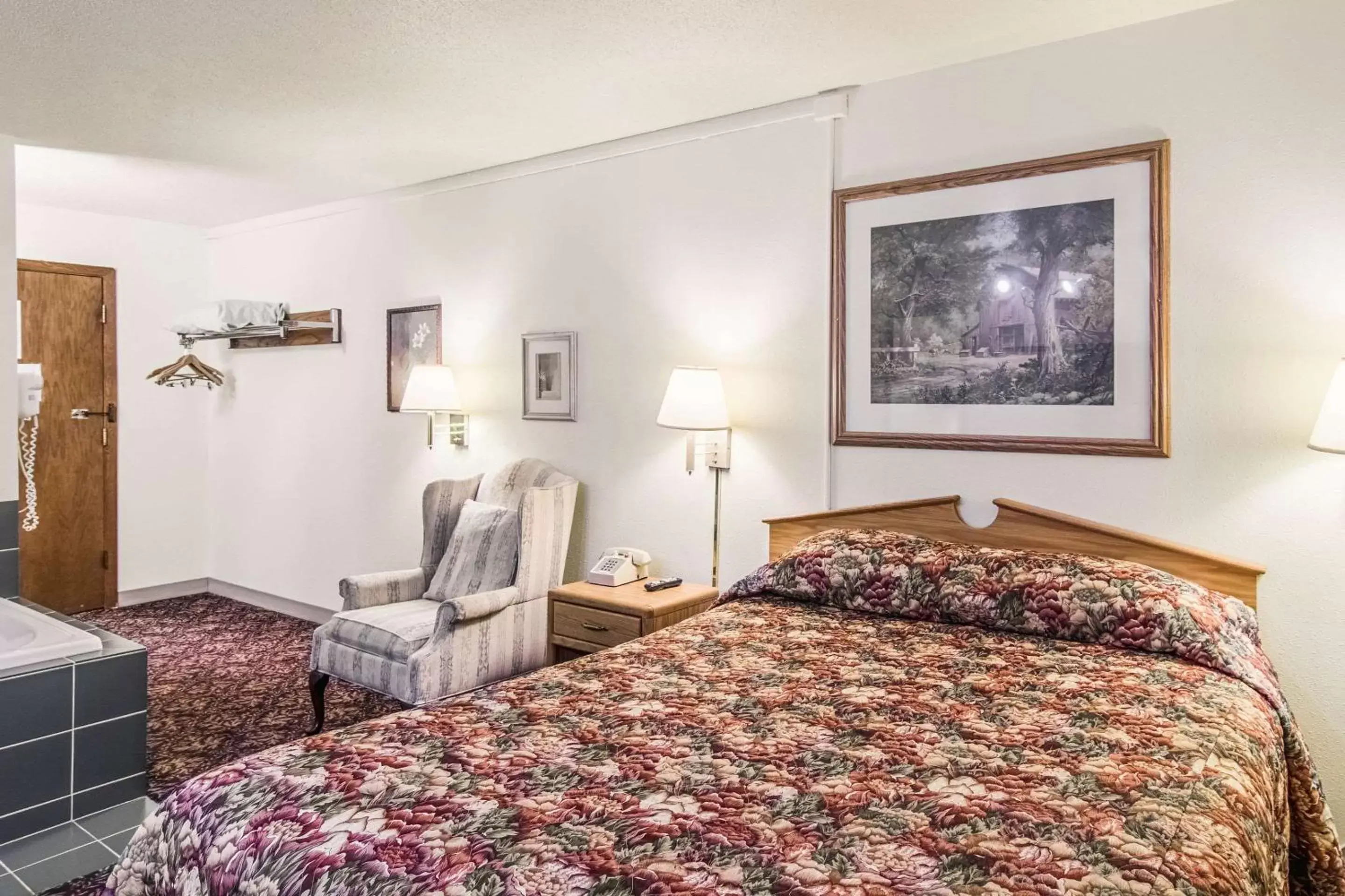 Bedroom, Bed in Fergus Inn