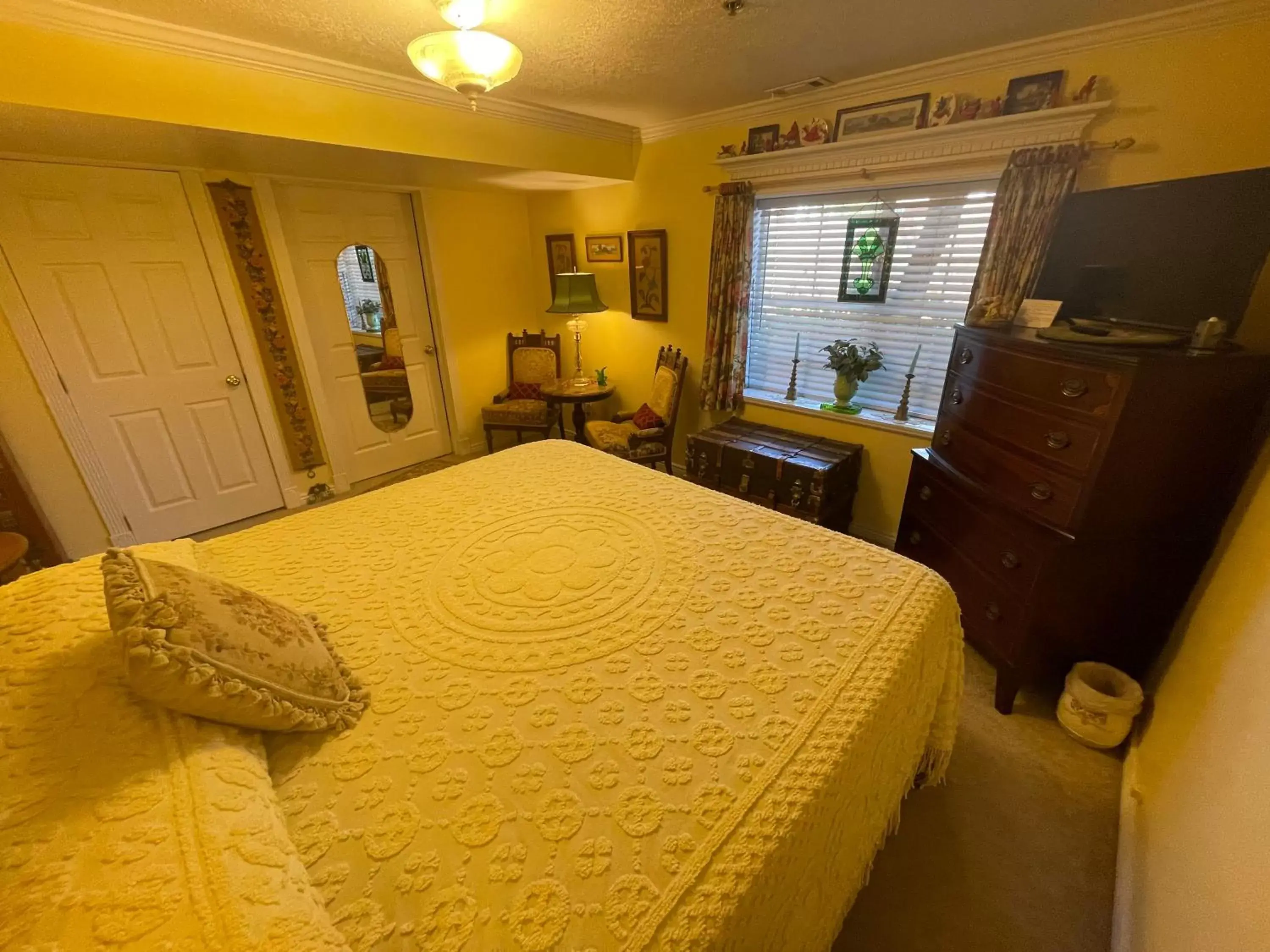 Bedroom, Bed in Big Yellow Inn