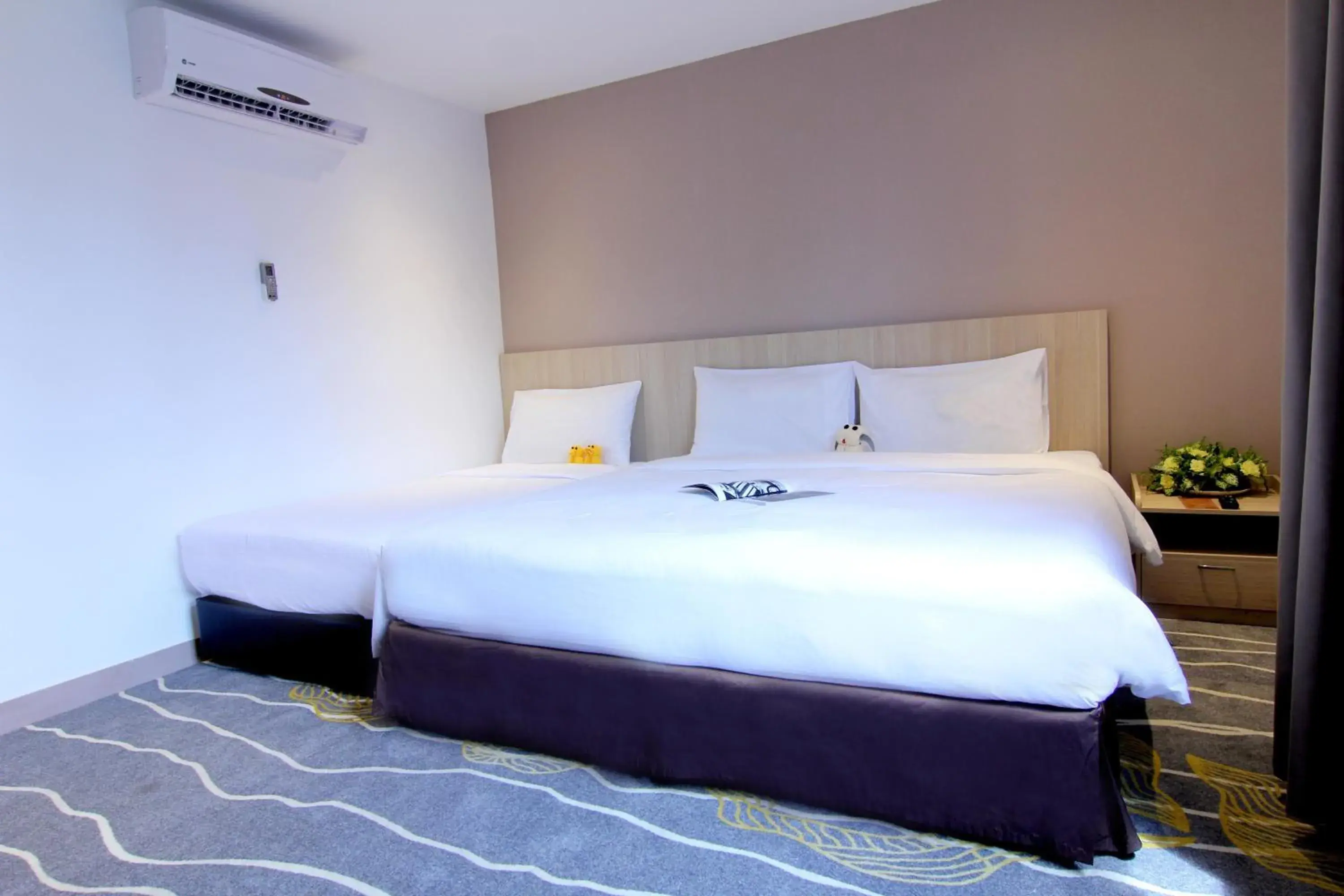 Photo of the whole room, Bed in Pacific Express Hotel Chinatown