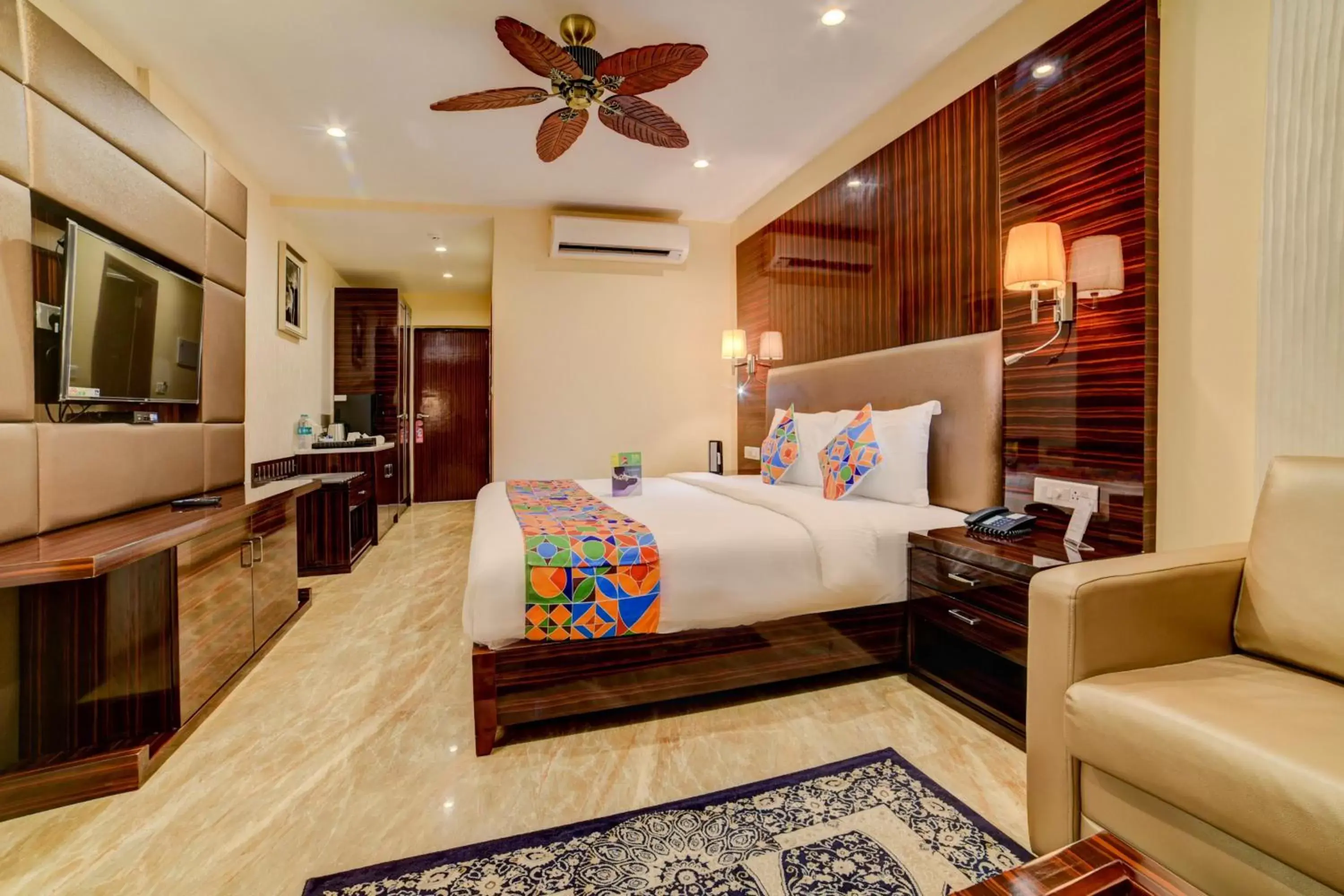 TV and multimedia, Bed in Fabhotel Prime Sarala Crown - 500M From Calangute Beach TV and multimedia, Bed in Fabhotel Prime Sarala Crown - 500M From Calangute Beach