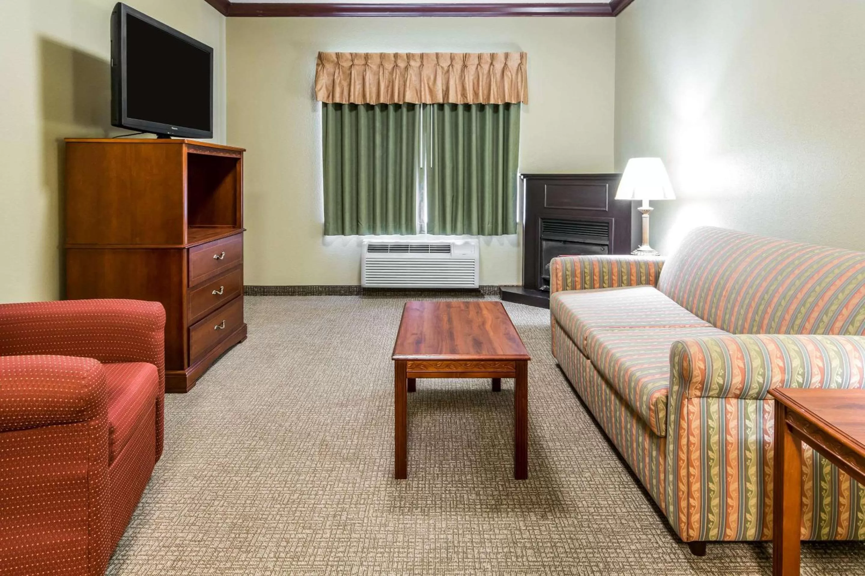 Photo of the whole room, Bed in Comfort Suites Owensboro South