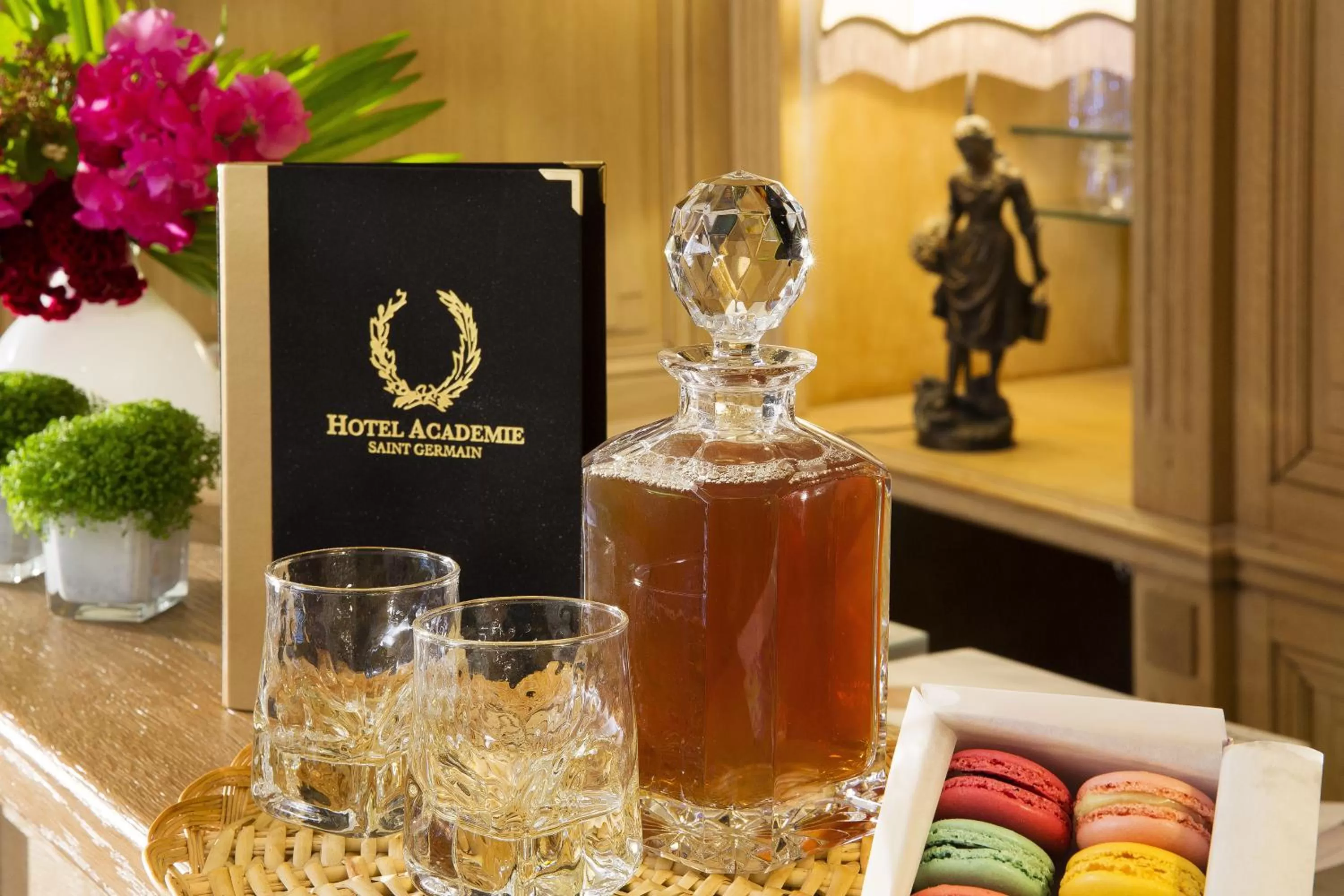 Lounge or bar in Académie Hôtel Saint Germain