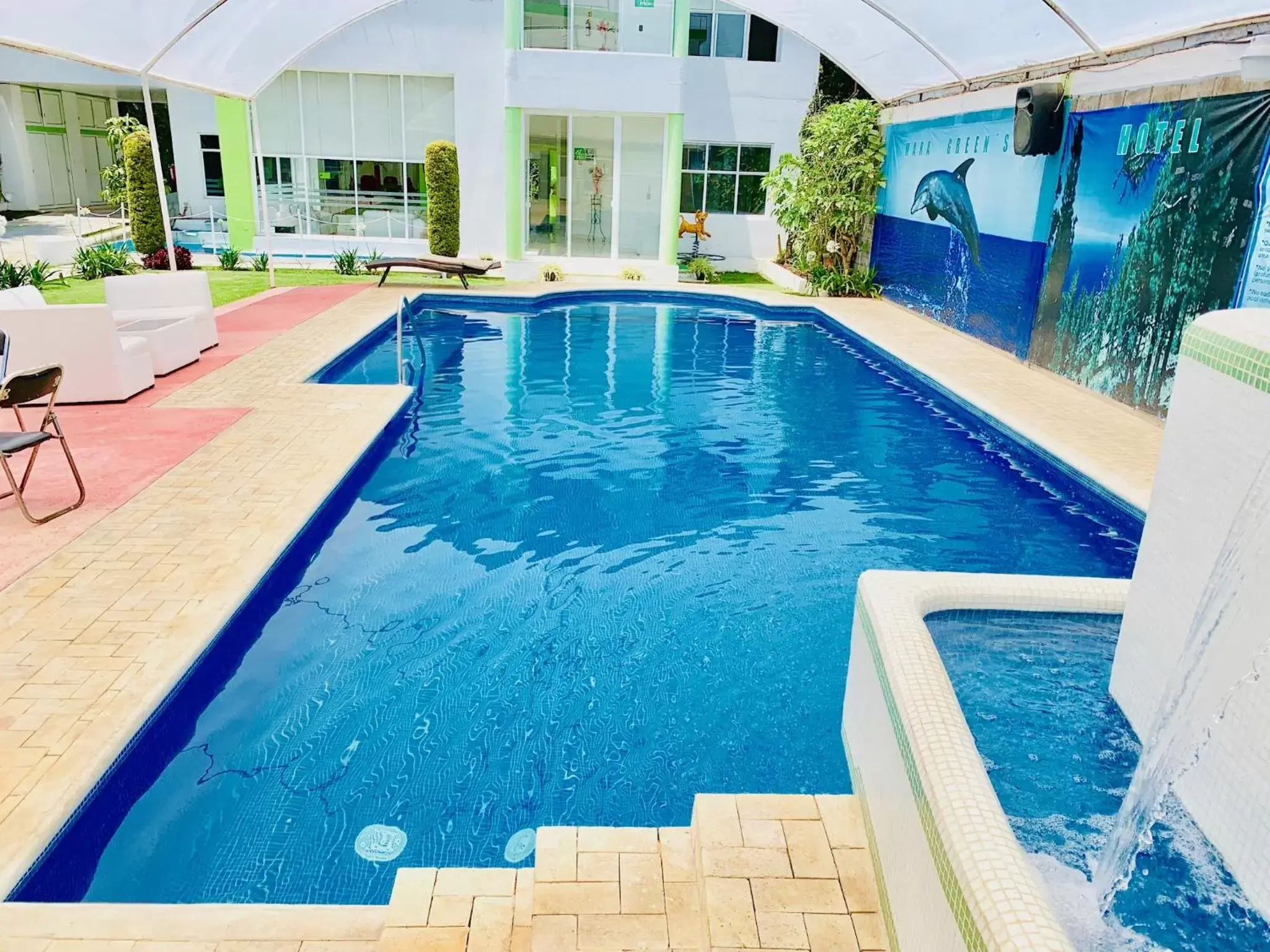 Swimming Pool in Hotel Maragreens