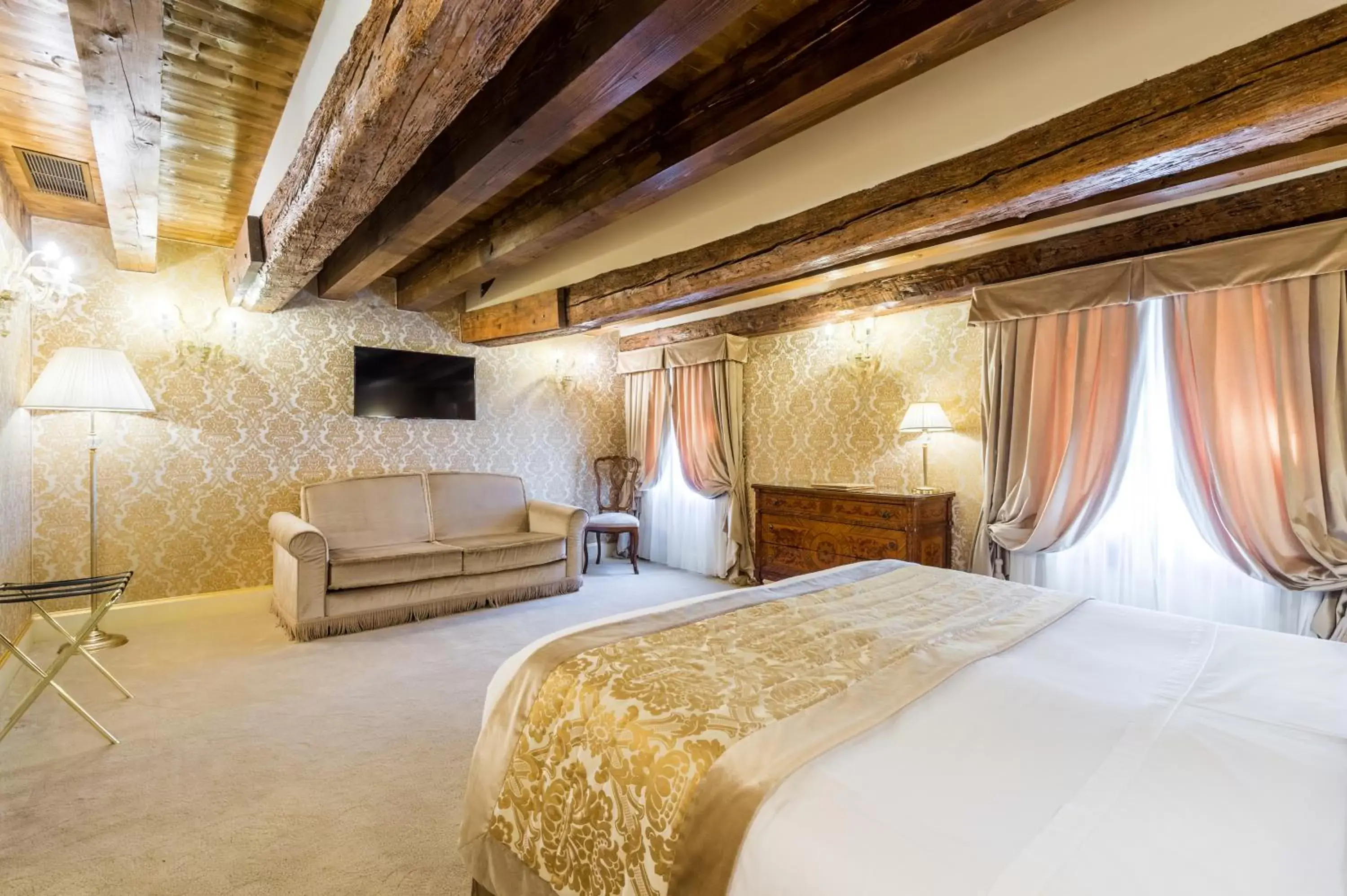 Bed, TV/Entertainment Center in Hotel Ai Cavalieri di Venezia