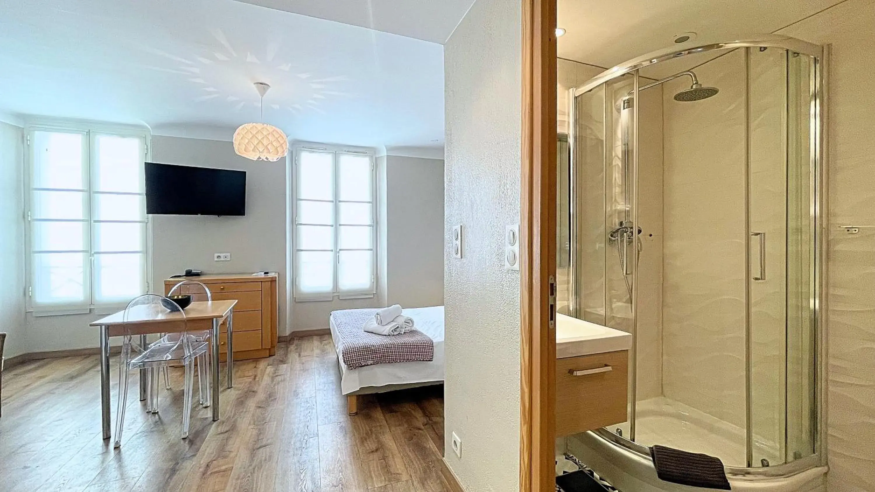 Shower, TV/Entertainment Center in Hotel Le Florian