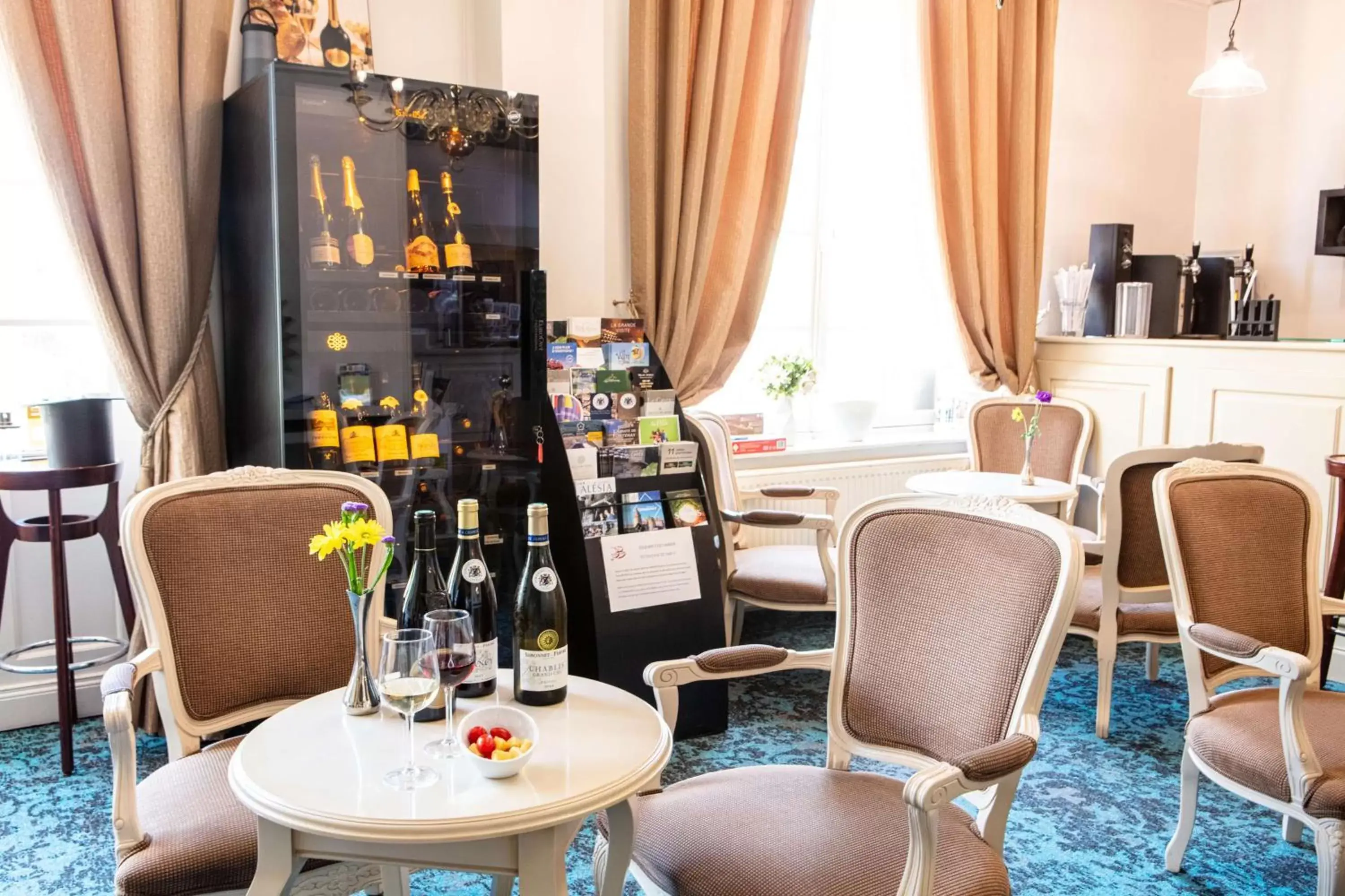 Lounge or bar, Restaurant/Places to Eat in Hôtel Le Maxime - Best Western Signature Collection