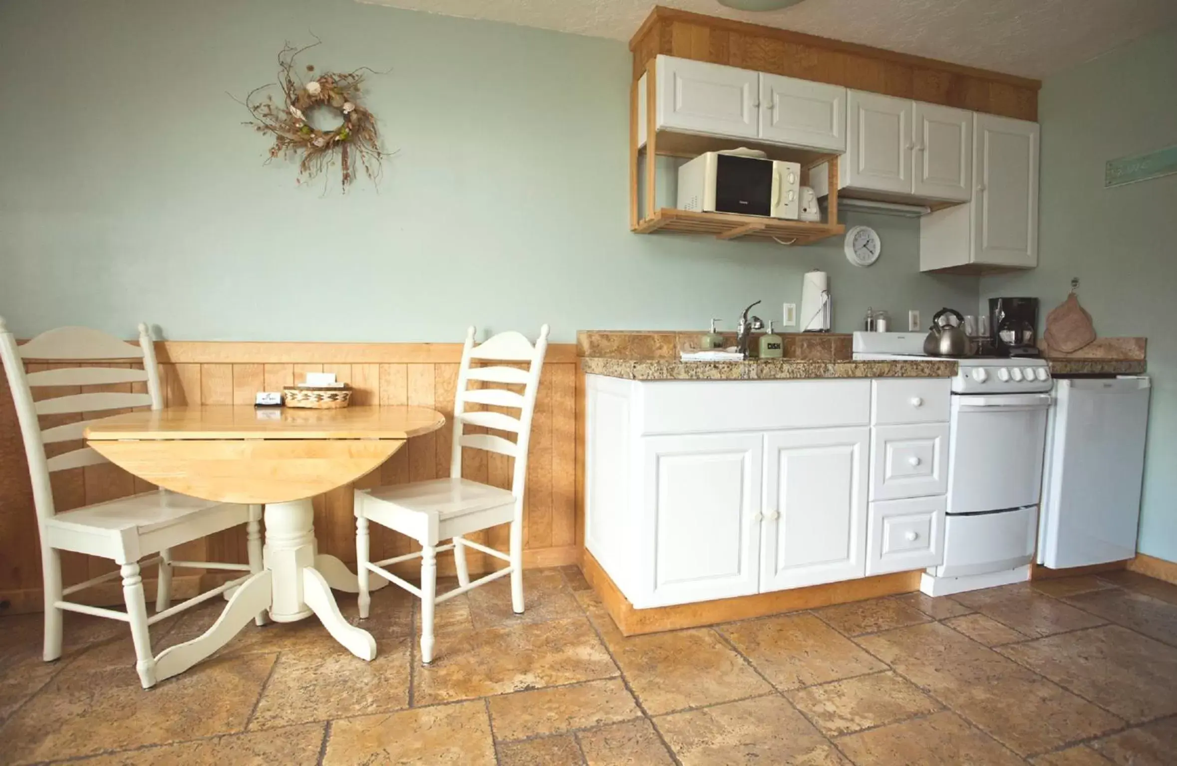 Kitchen or kitchenette, Kitchen/Kitchenette in Agate Beach Motel