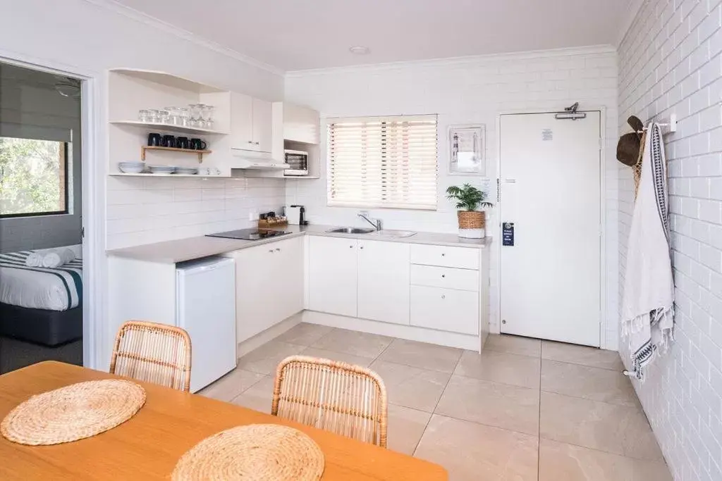 Kitchen or kitchenette, Kitchen/Kitchenette in Mollymook Seascape Motel and Apartments