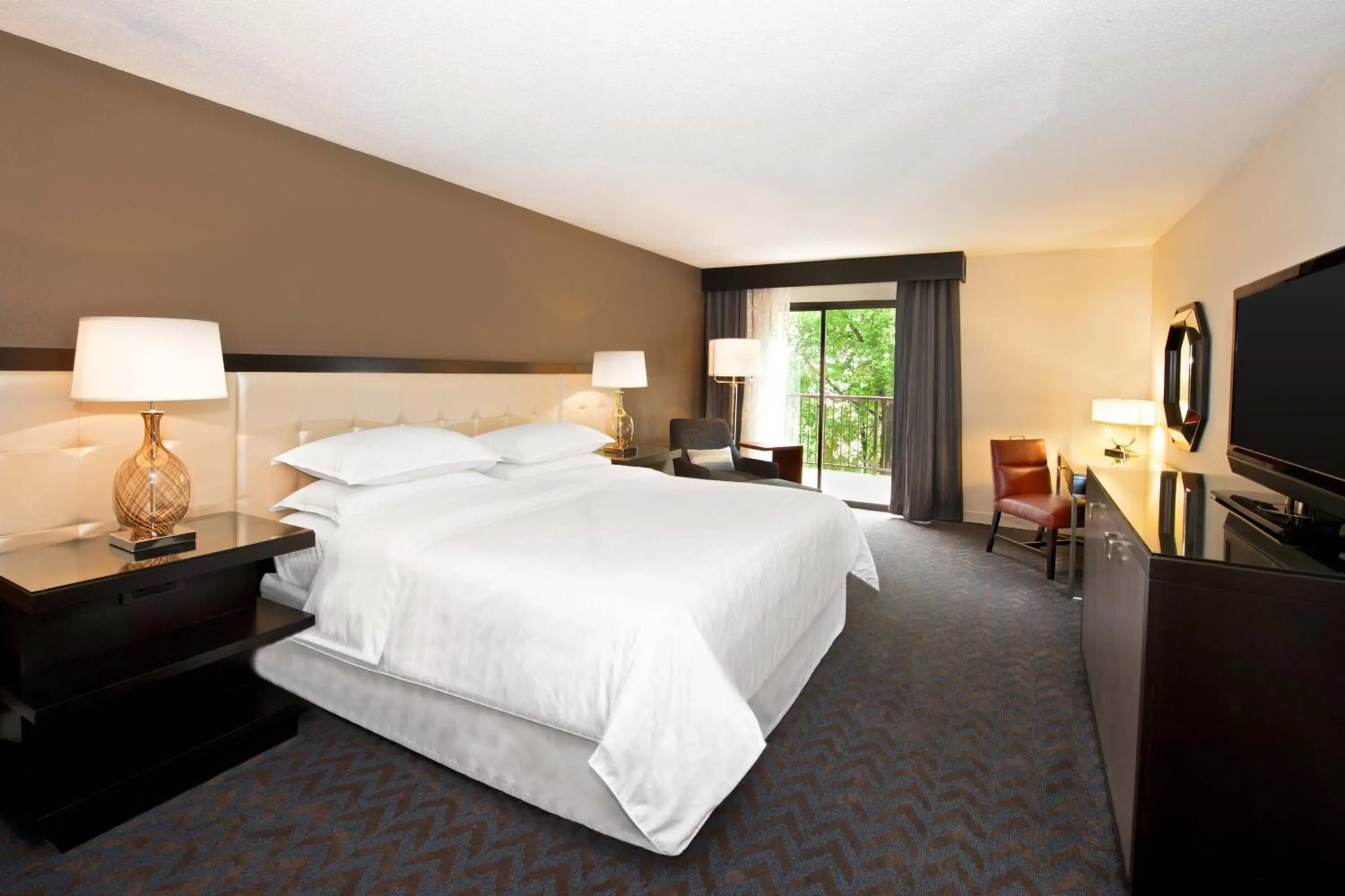 Photo of the whole room, Bed in Sheraton Minneapolis West Hotel