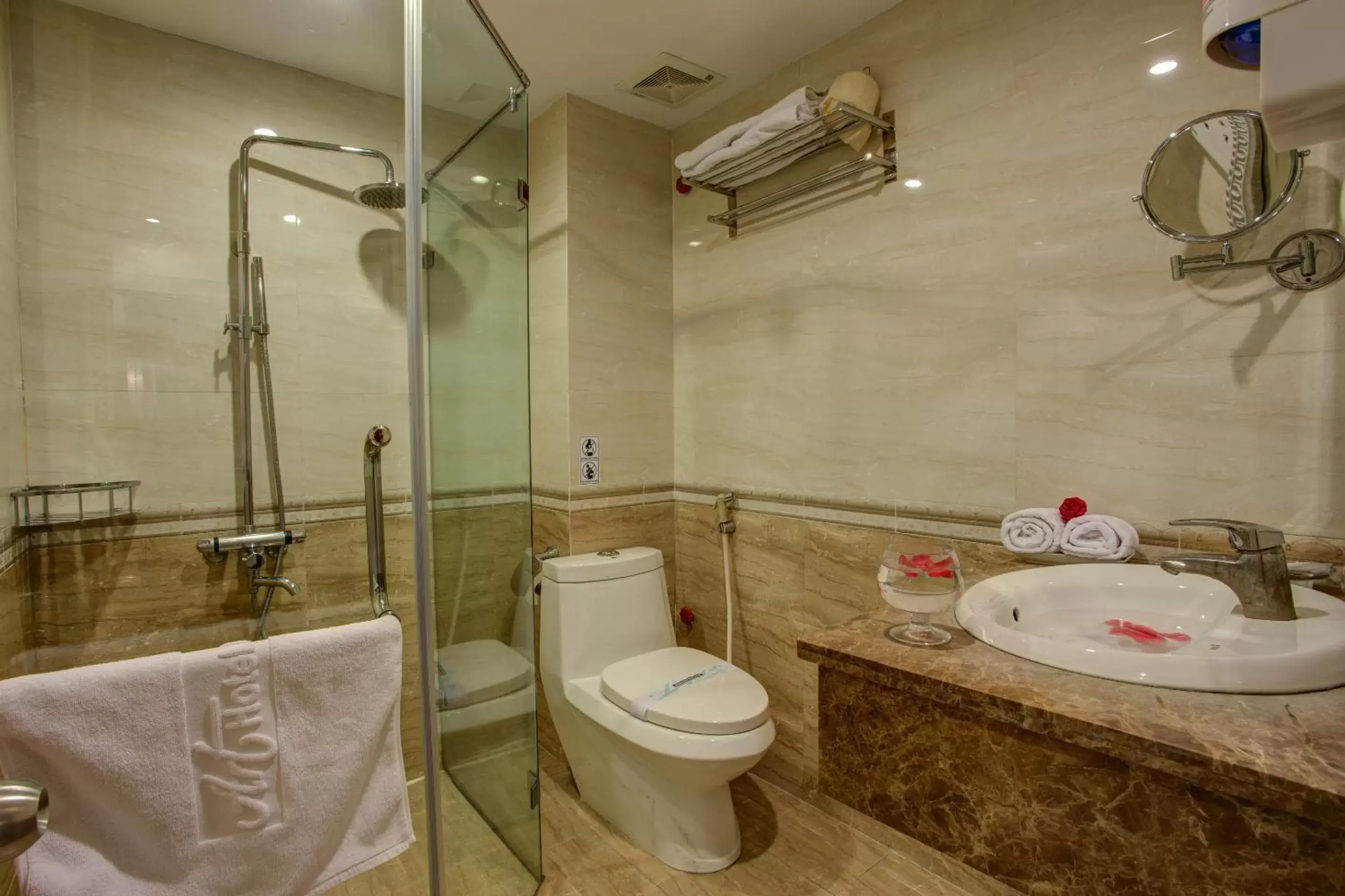 Bathroom in Golden Art Hotel