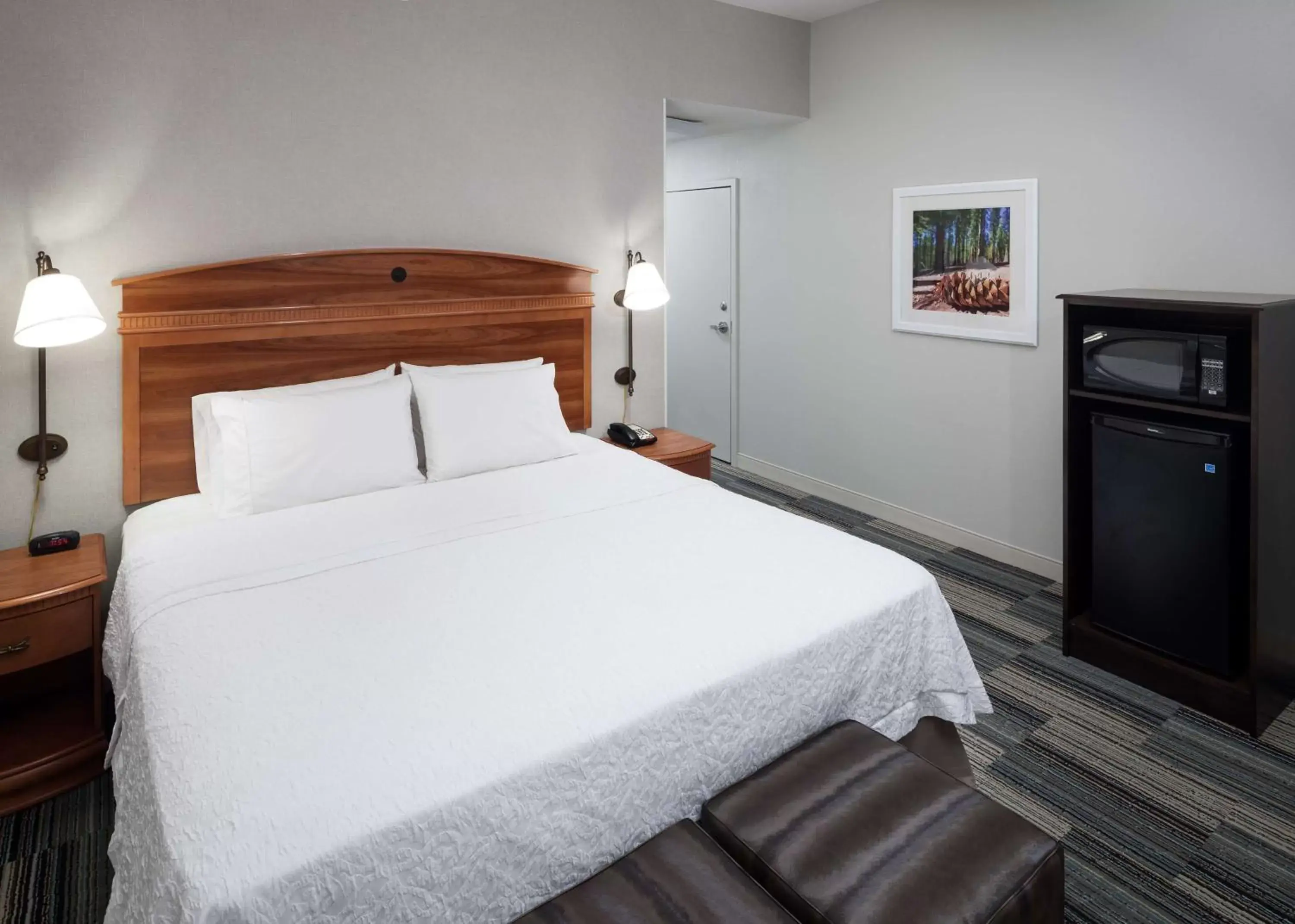 Bed in Hampton Inn & Suites Tulare