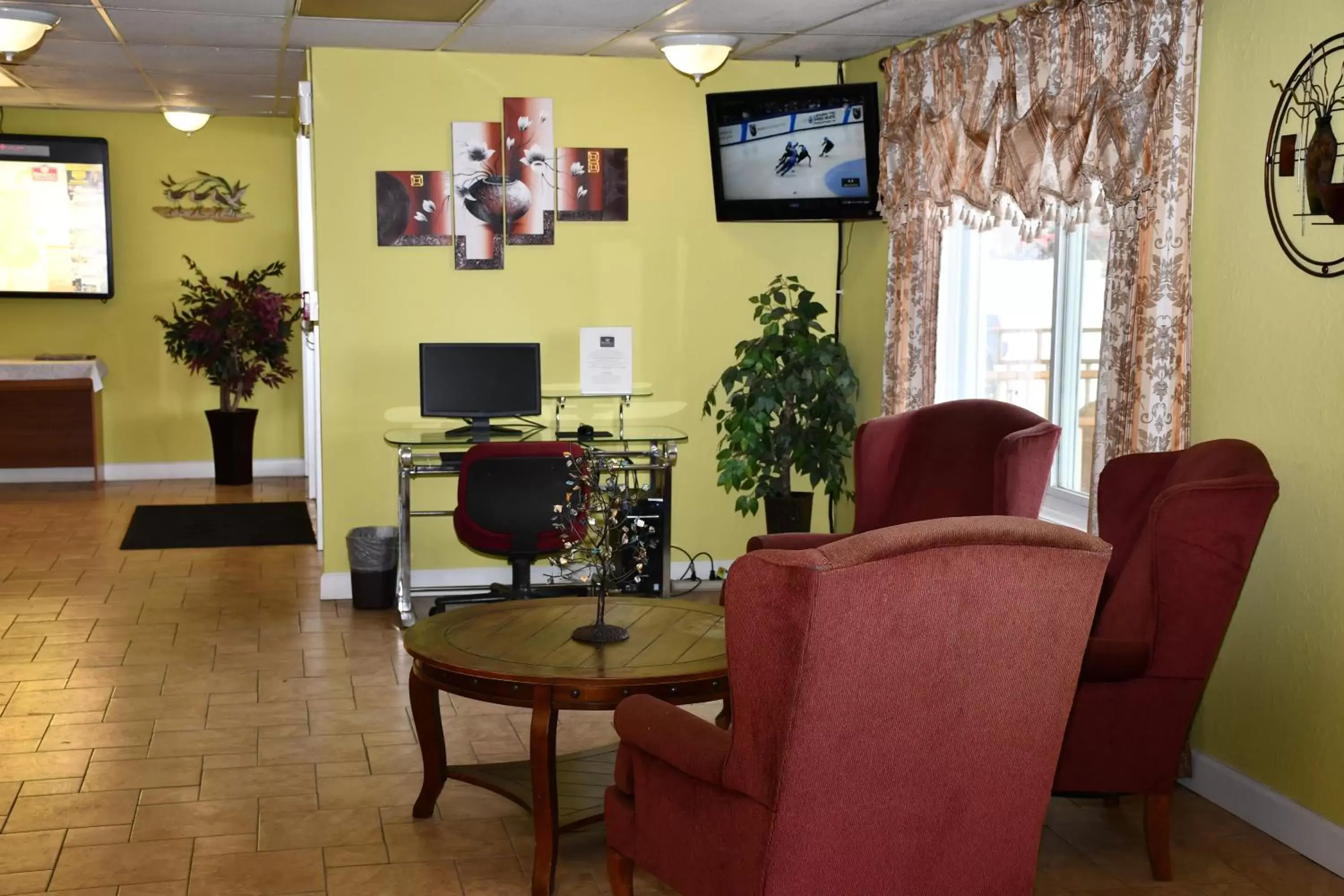 Lobby or reception, TV/Entertainment Center in Regency Inn & Suites Faribault