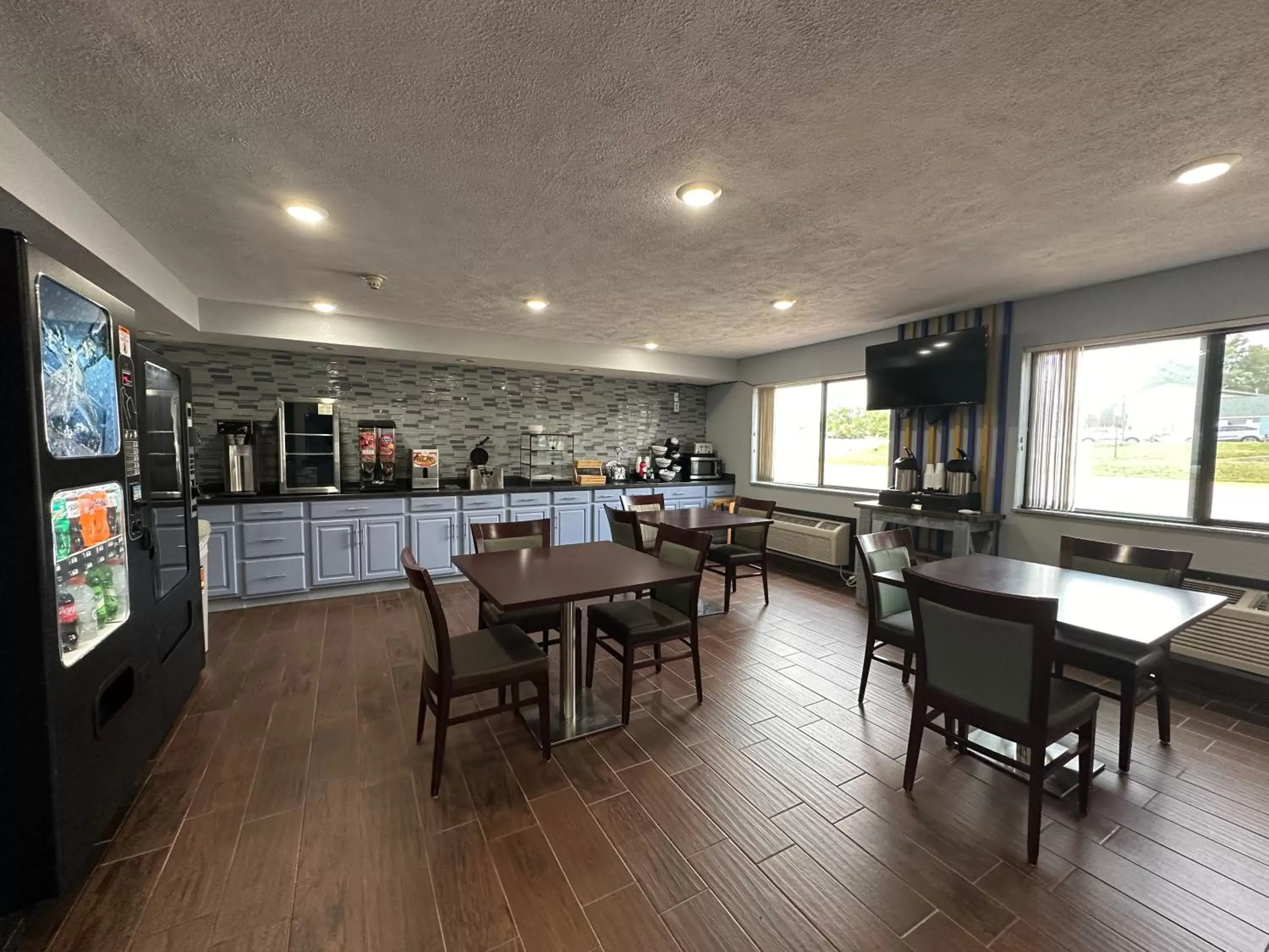 Seating area, Restaurant/Places to Eat in American Inn Cedar Rapids South