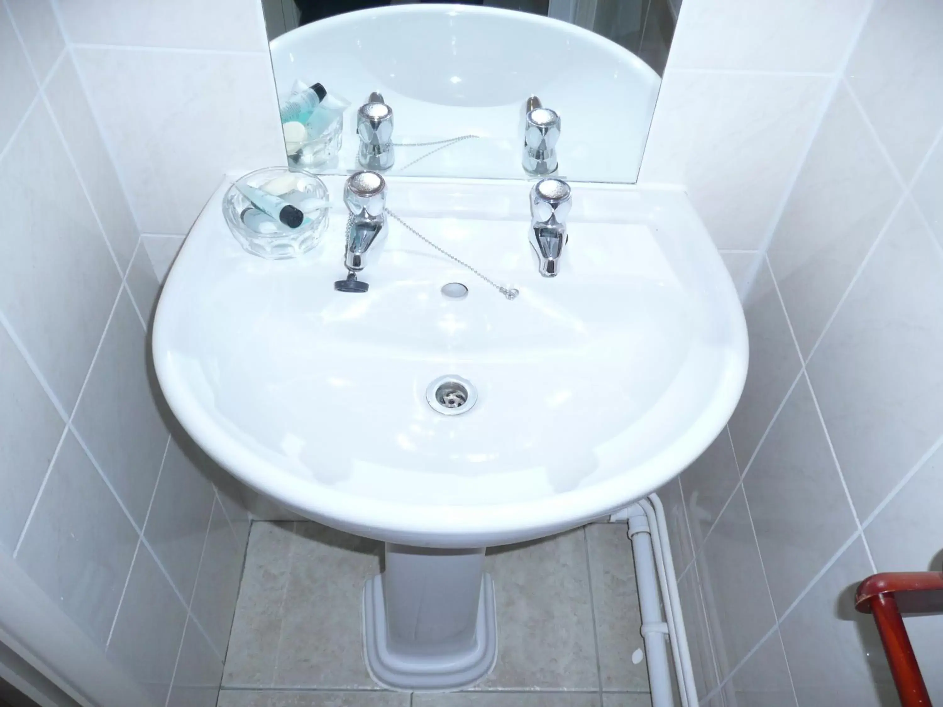 Twin Room with Shower in Beijing Dragon Hotel Twin Room with Shower in Beijing Dragon Hotel