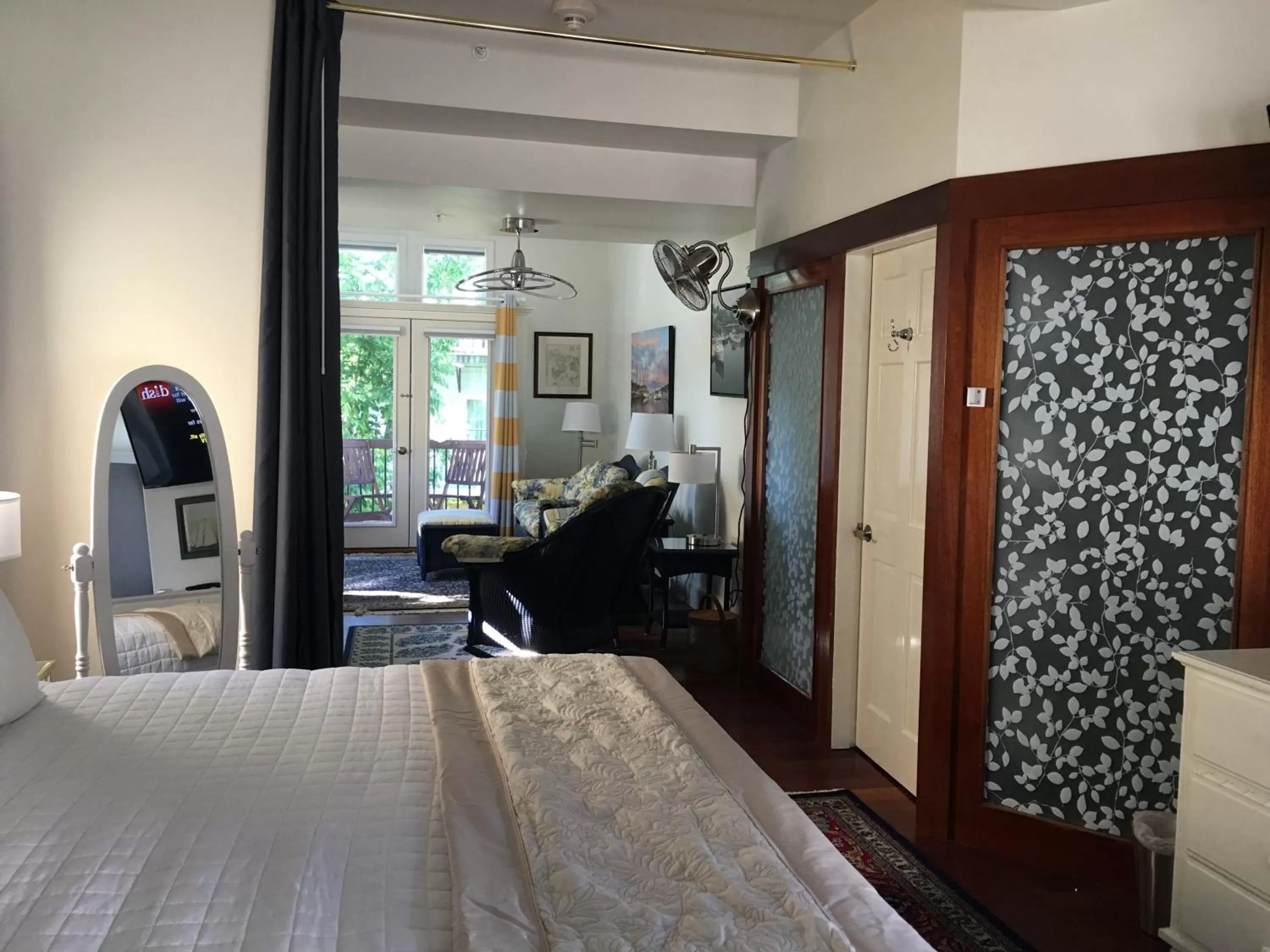 Garden, Bed in Camden Riverhouse Hotel and Inn