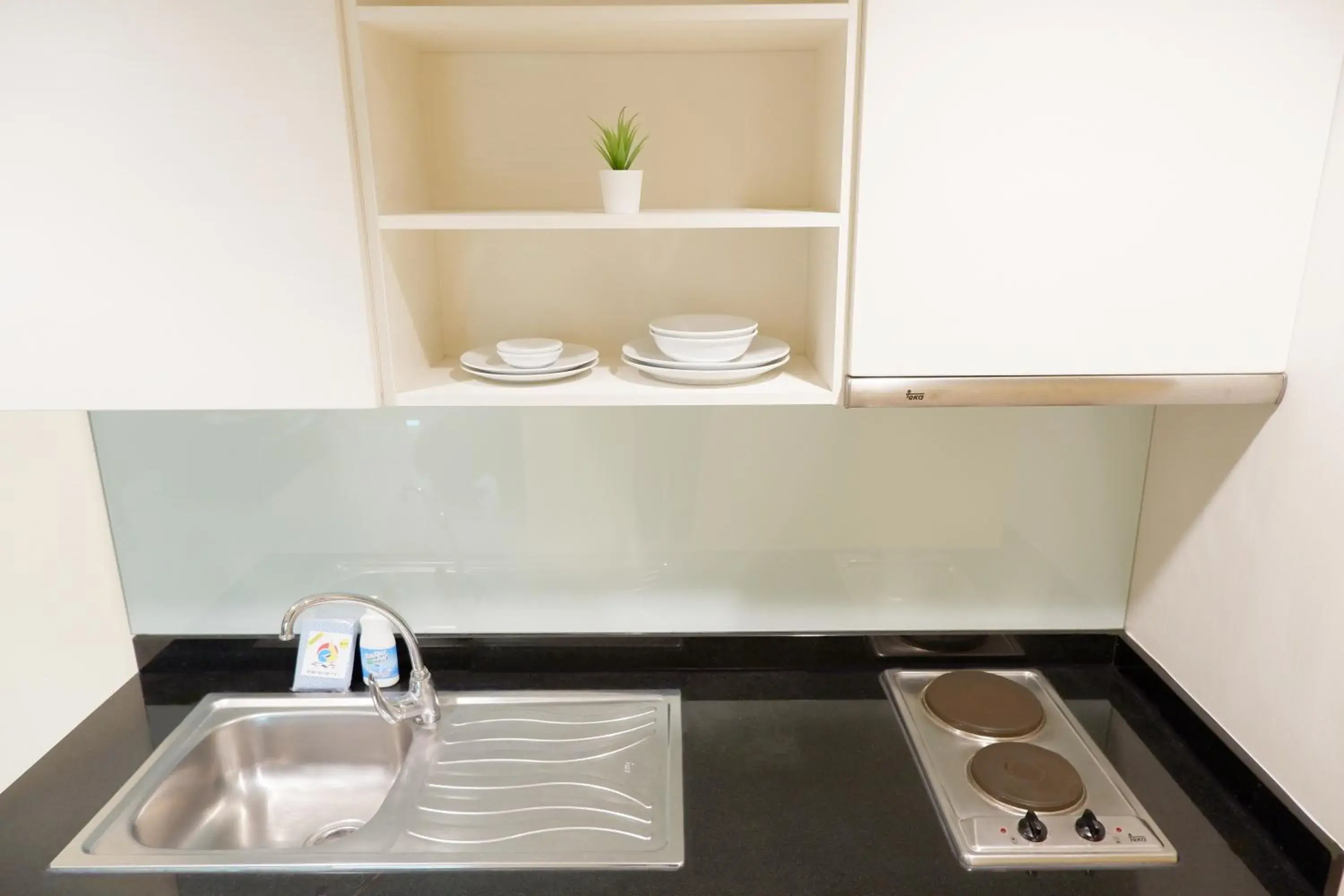 Kitchen or kitchenette, Bathroom in 42Grand Residence